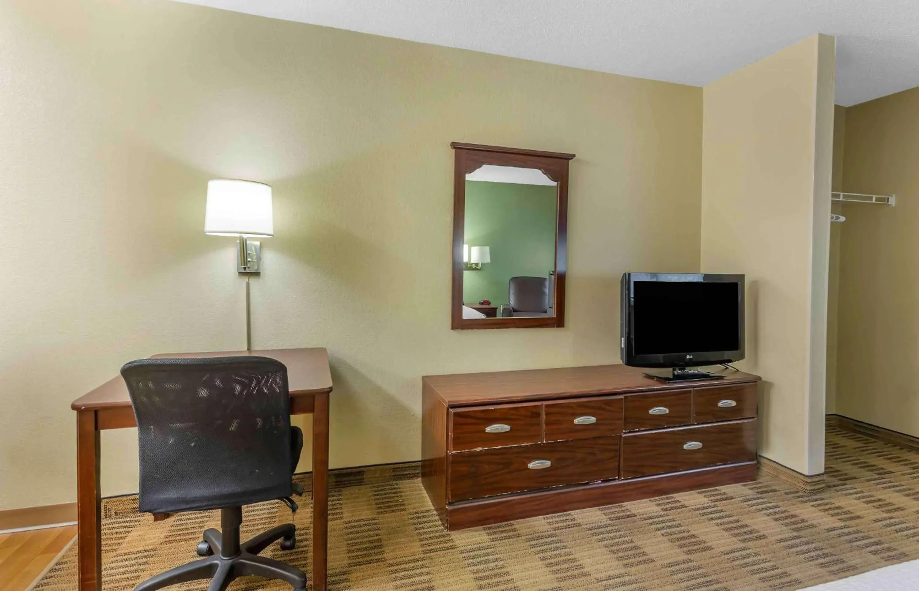 Queen studio with 1 Queen Bed - Disability Access/Non-Smoking in Extended Stay America Select Suites - Greensboro - Wendover Ave - Big Tree Way Queen studio with 1 Queen Bed - Disability Access/Non-Smoking in Extended Stay America Select Suites - Greensboro - Wendover Ave - Big Tree Way