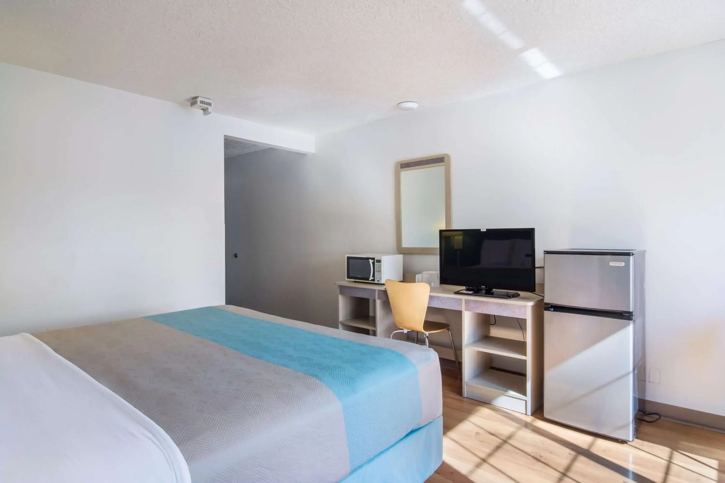 Queen Room - single occupancy - Disability Access - Non-Smoking in Motel 6-The Dalles, OR Queen Room - single occupancy - Disability Access - Non-Smoking in Motel 6-The Dalles, OR