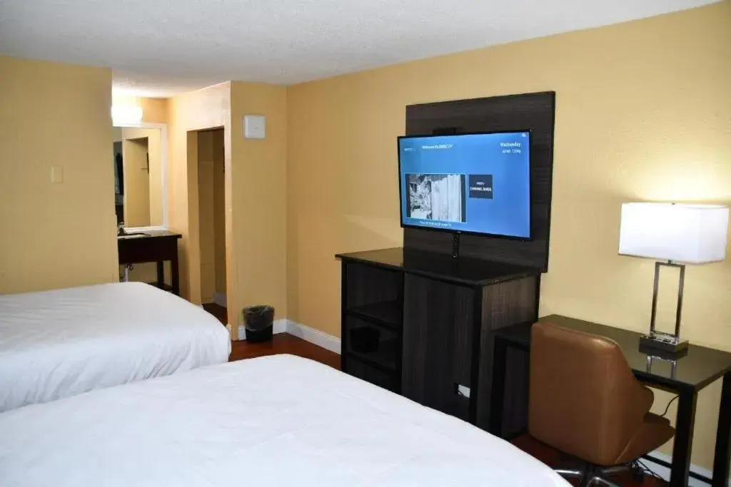 Queen Room with Two Queen Beds - Non-Smoking in Baymont by Wyndham Macon I-75 Queen Room with Two Queen Beds - Non-Smoking in Baymont by Wyndham Macon I-75