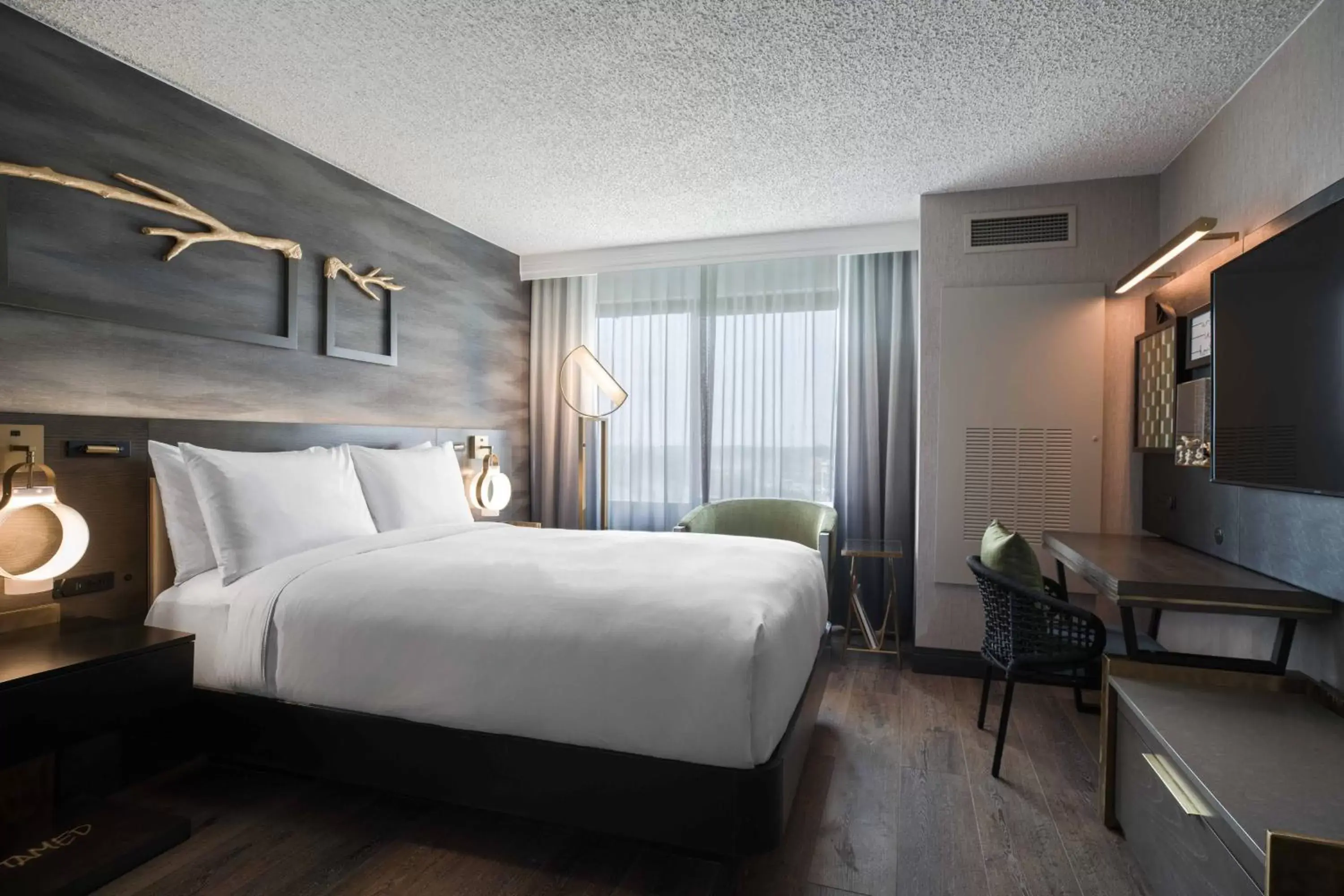 Queen Room with Adapted Tub - Mobility and Hearing Accessible in Renaissance Chicago North Shore Hotel Queen Room with Adapted Tub - Mobility and Hearing Accessible in Renaissance Chicago North Shore Hotel