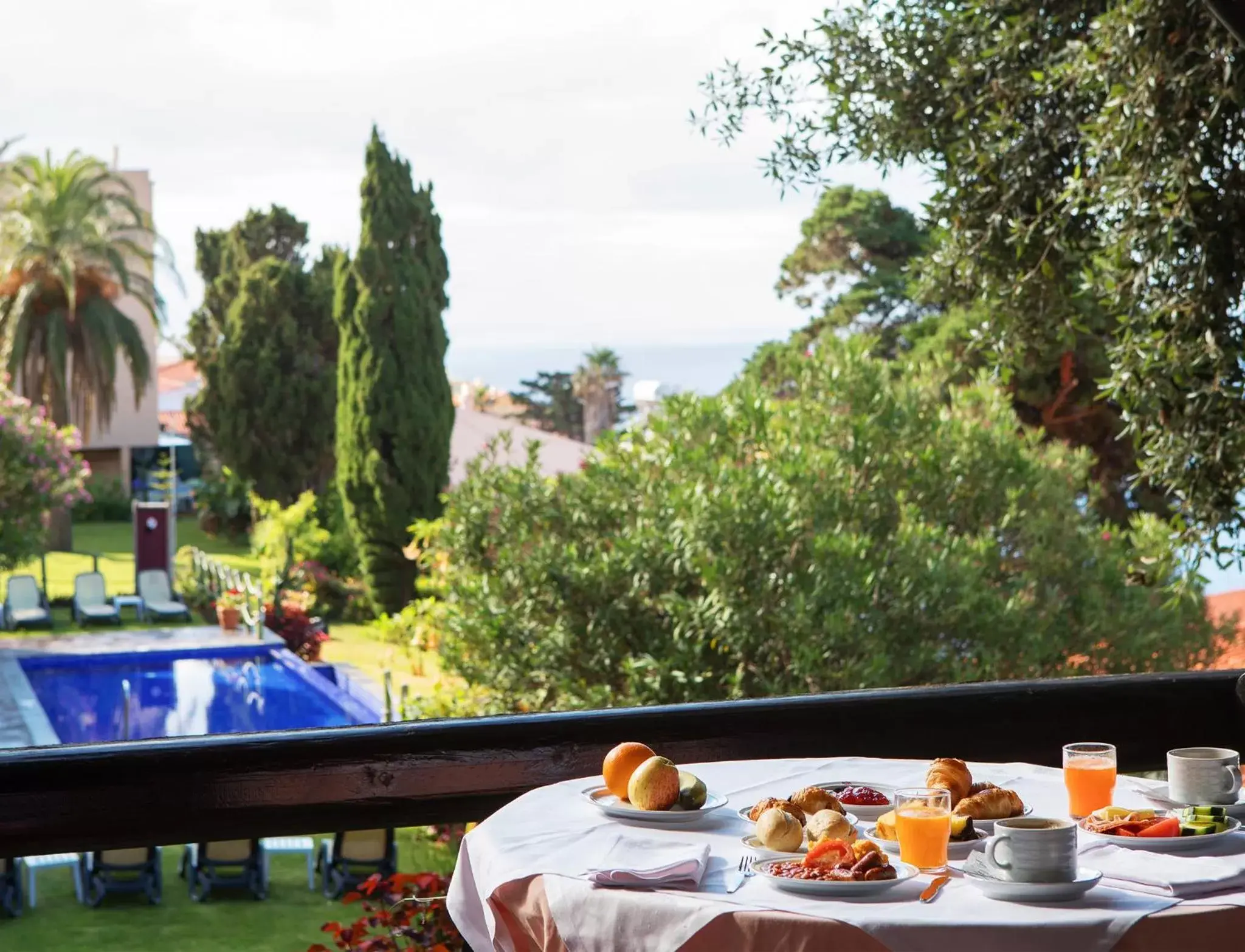 Club Twin Room with Garden View in Dom Pedro Garajau Club Twin Room with Garden View in Dom Pedro Garajau