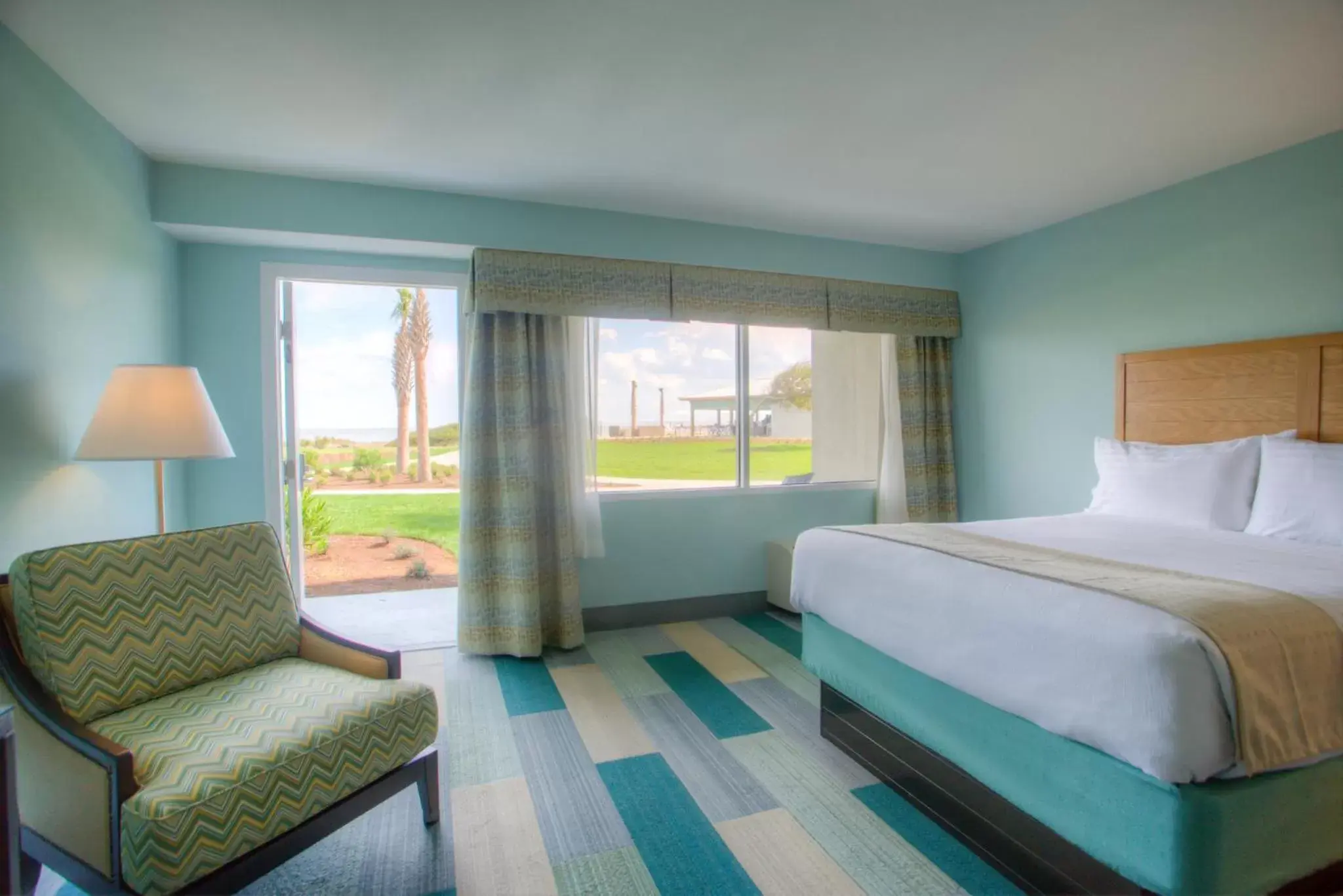 Standard King Room - Communications Accessible in Holiday Inn Resort Jekyll Island by IHG Standard King Room - Communications Accessible in Holiday Inn Resort Jekyll Island by IHG