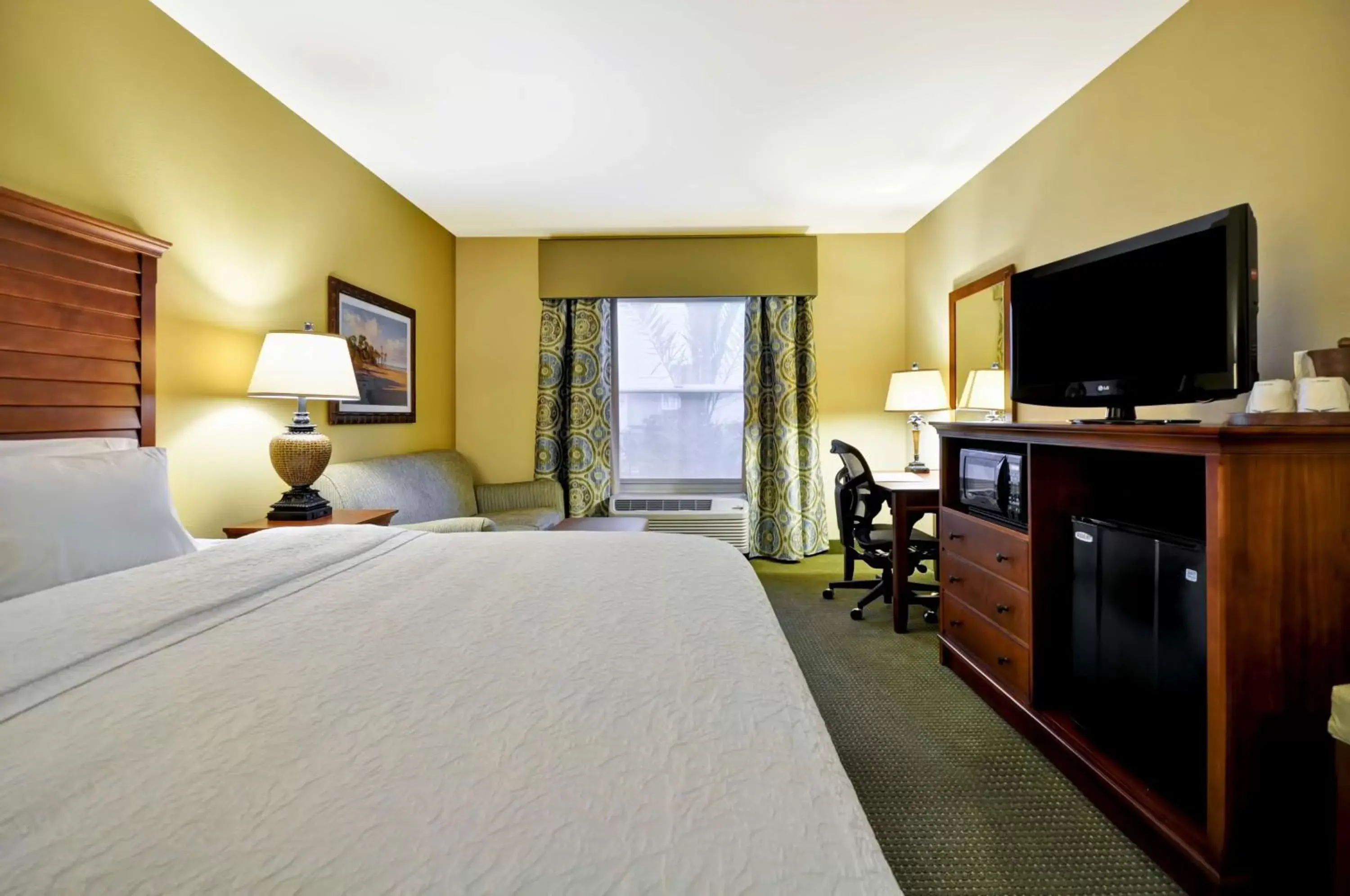 King Room with Accessible Tub - Mobility and Hearing Access/Non-Smoking in Hampton Inn & Suites Charleston/Mt. Pleasant-Isle Of Palms King Room with Accessible Tub - Mobility and Hearing Access/Non-Smoking in Hampton Inn & Suites Charleston/Mt. Pleasant-Isle Of Palms