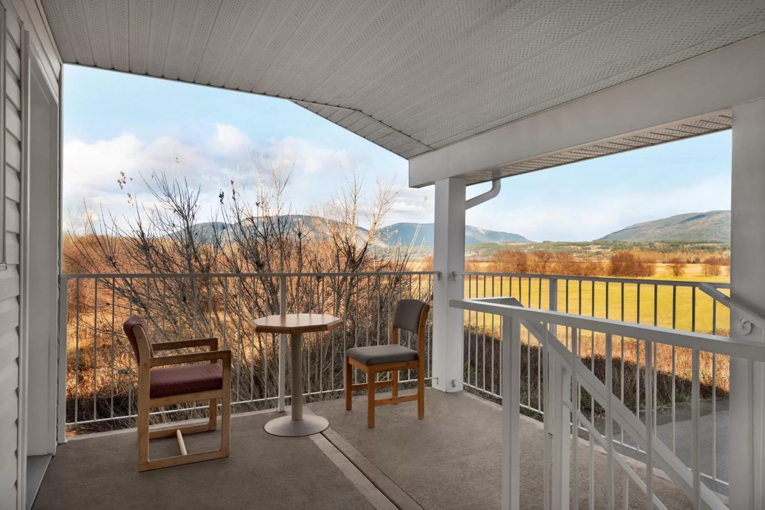 Queen Room - Mobility Accessible/Non-Smoking in Travelodge by Wyndham Salmon Arm BC Queen Room - Mobility Accessible/Non-Smoking in Travelodge by Wyndham Salmon Arm BC