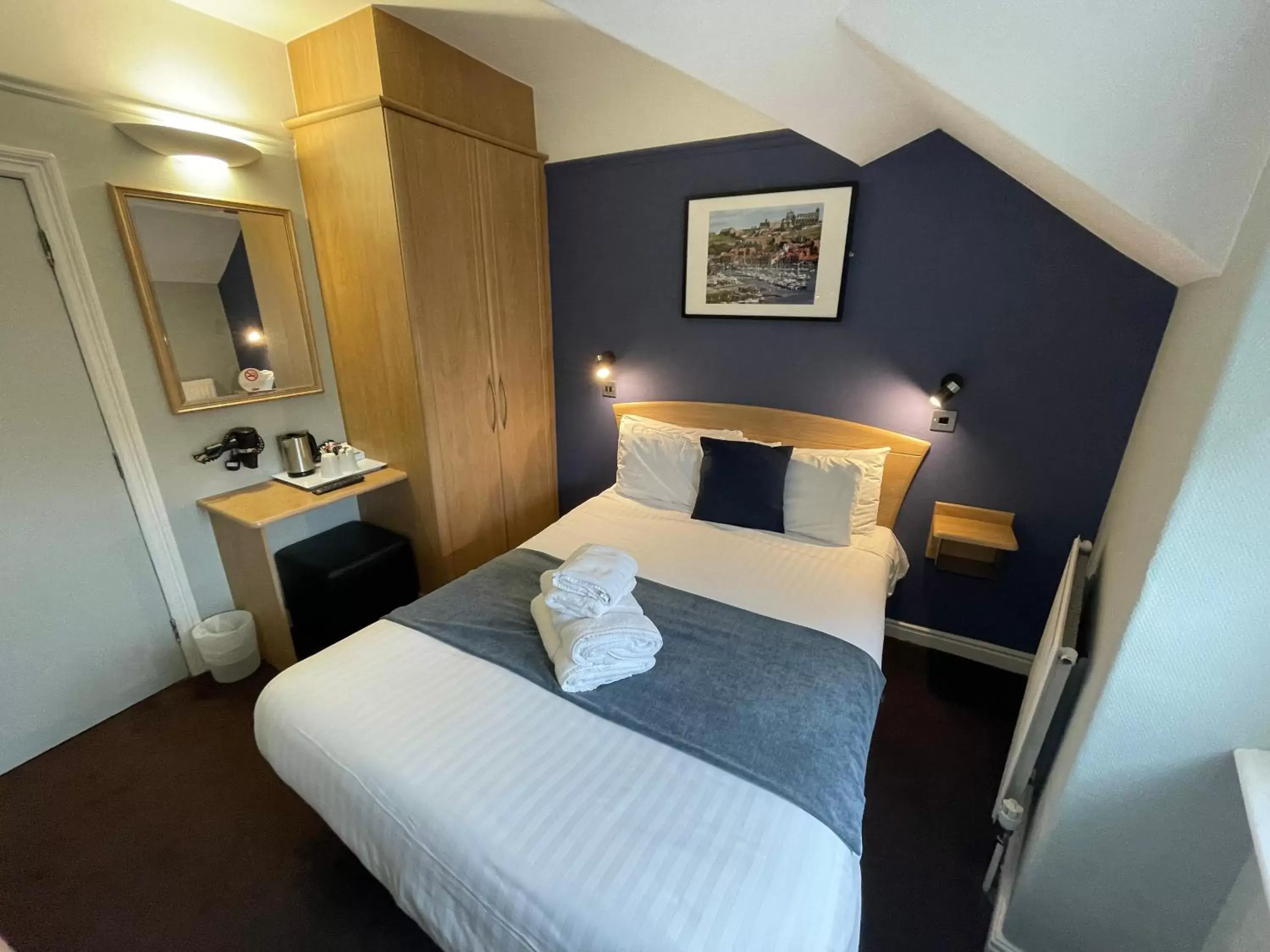 Double Room with Shared Bathroom in The George Hotel Double Room with Shared Bathroom in The George Hotel