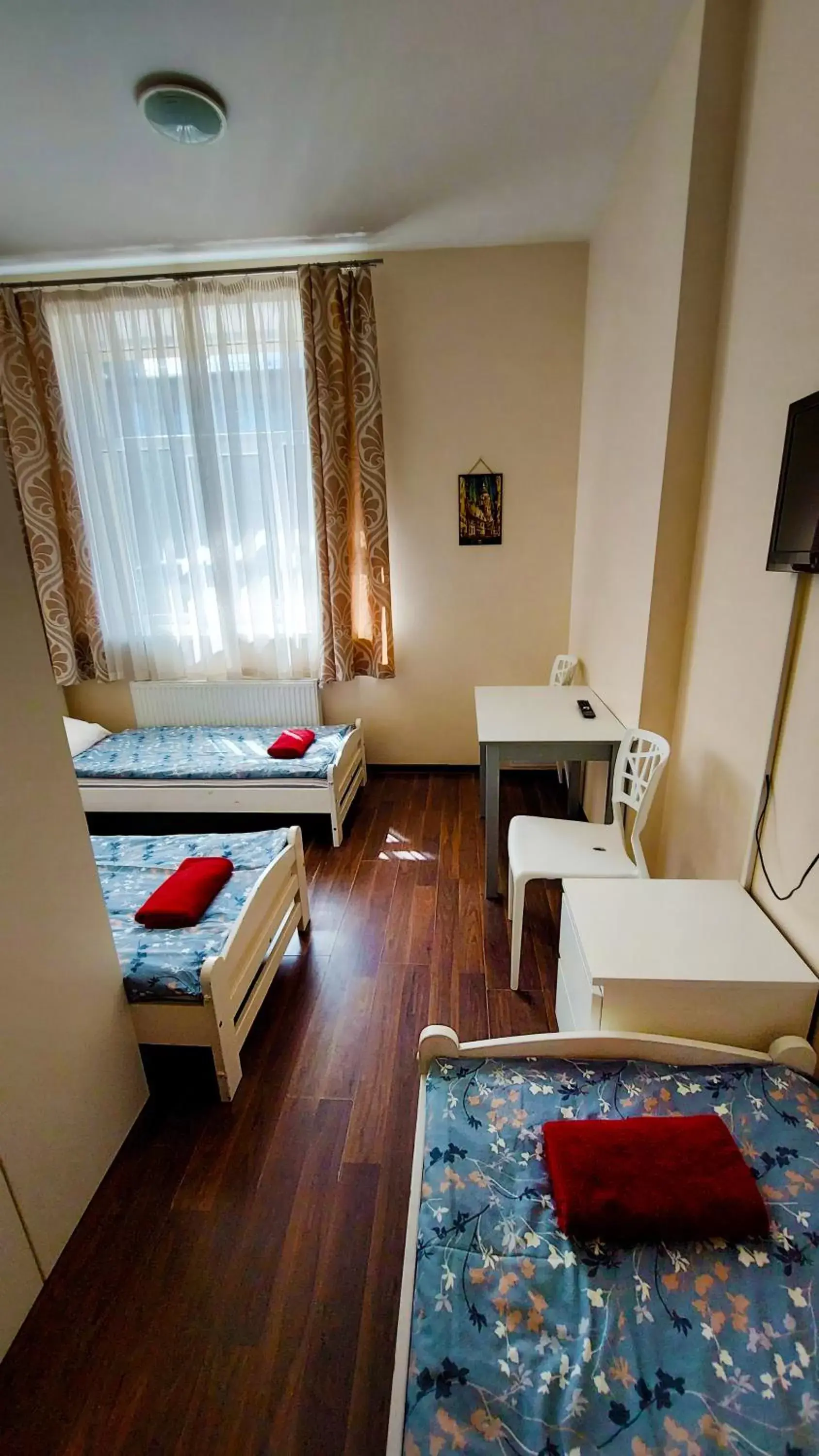 Triple Room with Shower in Happy Hotel Triple Room with Shower in Happy Hotel