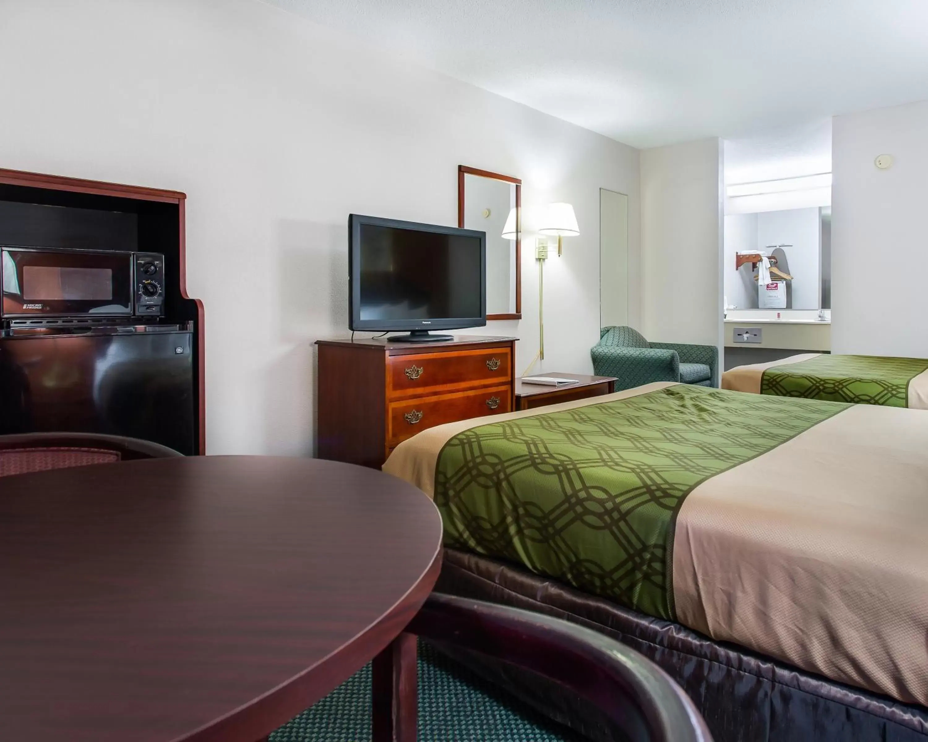 Queen Room - Non-Smoking in Econo Lodge Garner - Raleigh Queen Room - Non-Smoking in Econo Lodge Garner - Raleigh