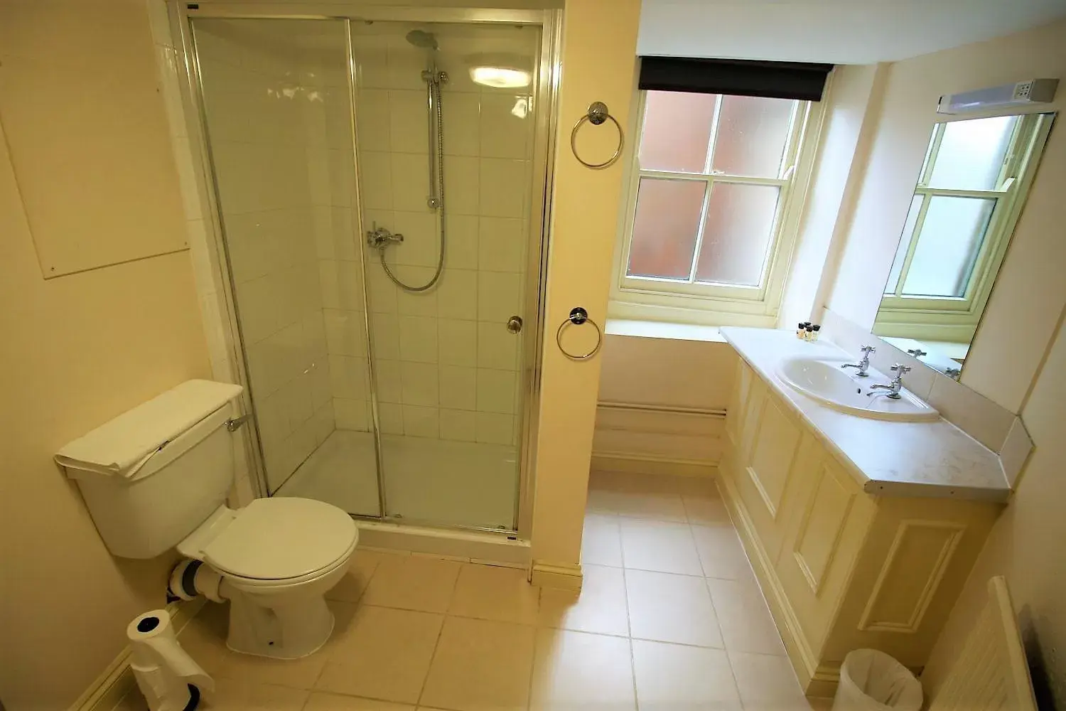 Standard Twin Room in The Kings Arms Hotel Standard Twin Room in The Kings Arms Hotel