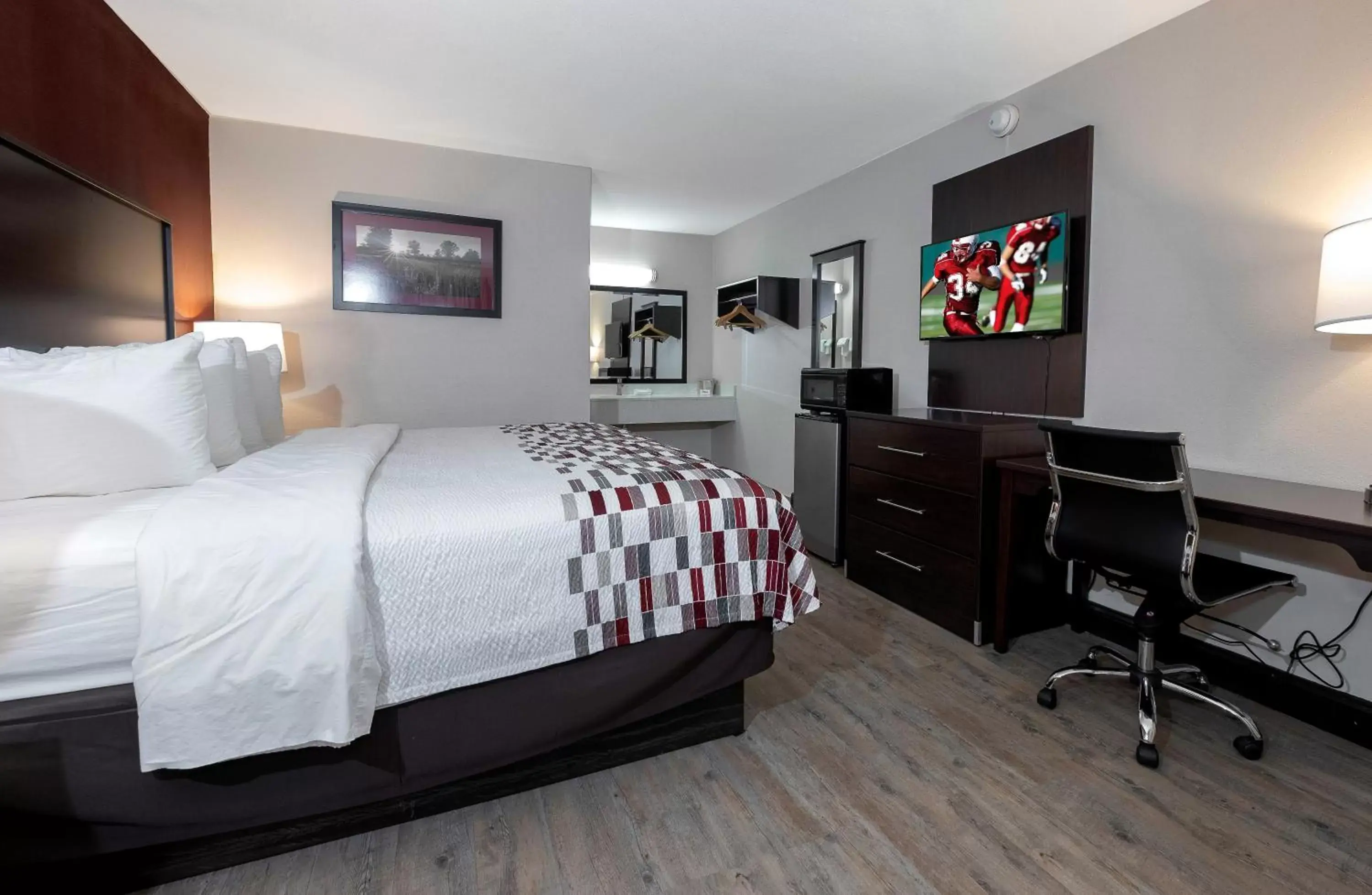 Superior King Room Non-Smoking in Red Roof Inn Muscle Shoals Superior King Room Non-Smoking in Red Roof Inn Muscle Shoals