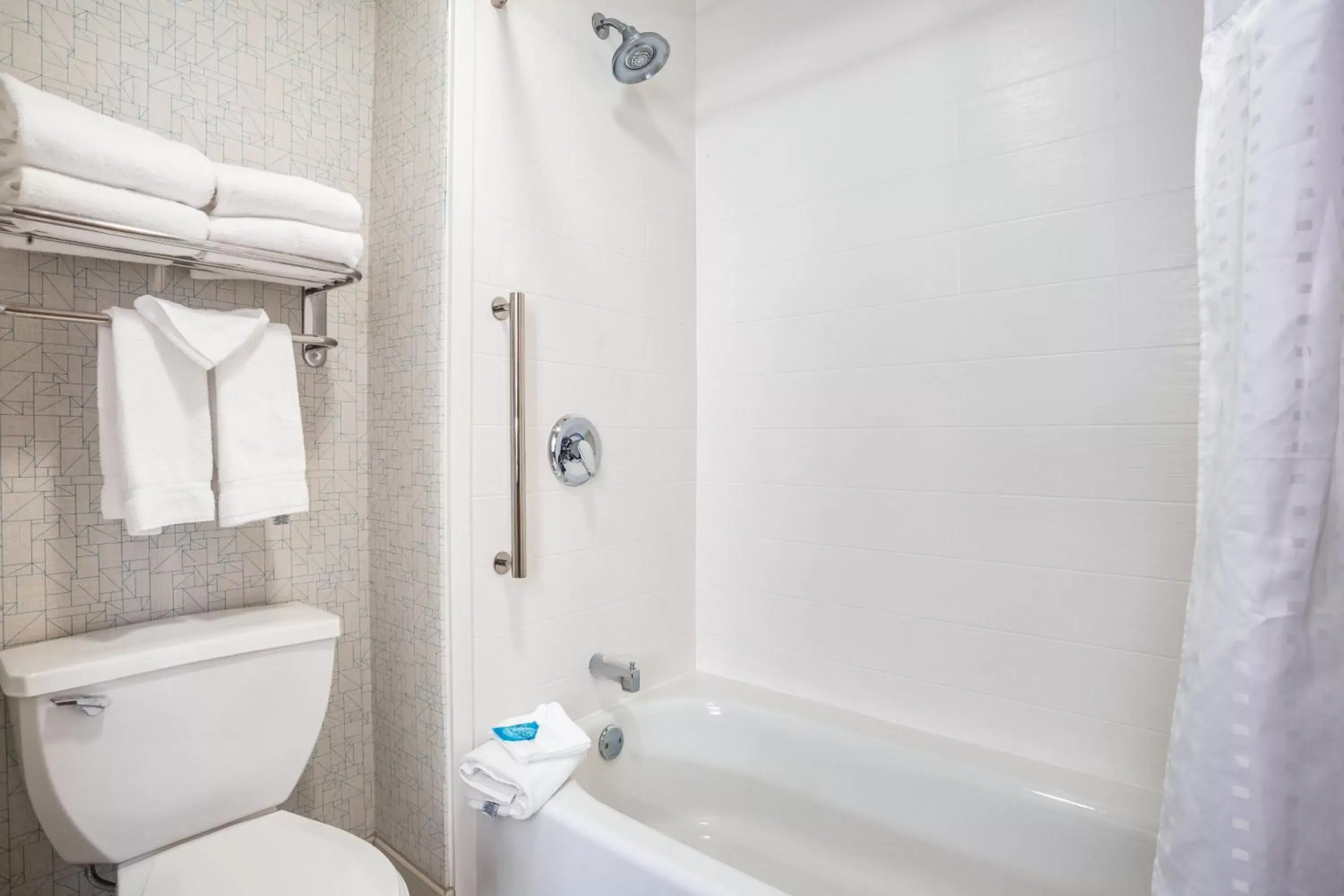 Two-Bedroom Suite with One King Bed and Two Queen Beds in Holiday Inn Express Wisconsin Dells by IHG Two-Bedroom Suite with One King Bed and Two Queen Beds in Holiday Inn Express Wisconsin Dells by IHG