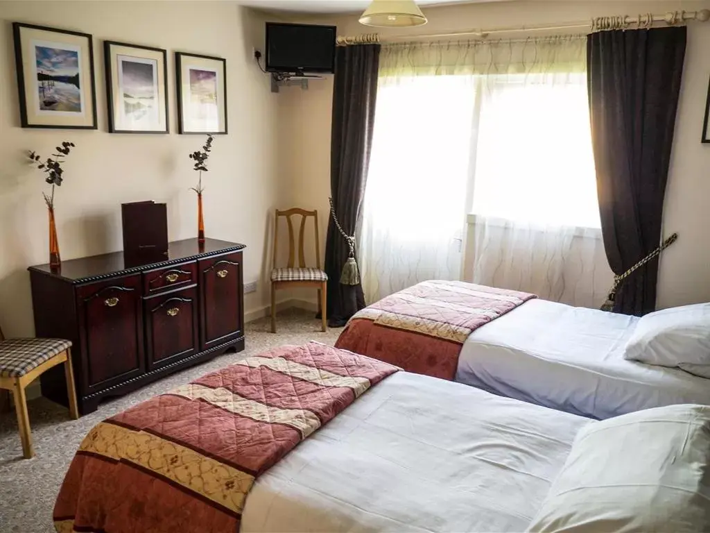 Triple Room with Shower in The Golf Tavern Triple Room with Shower in The Golf Tavern