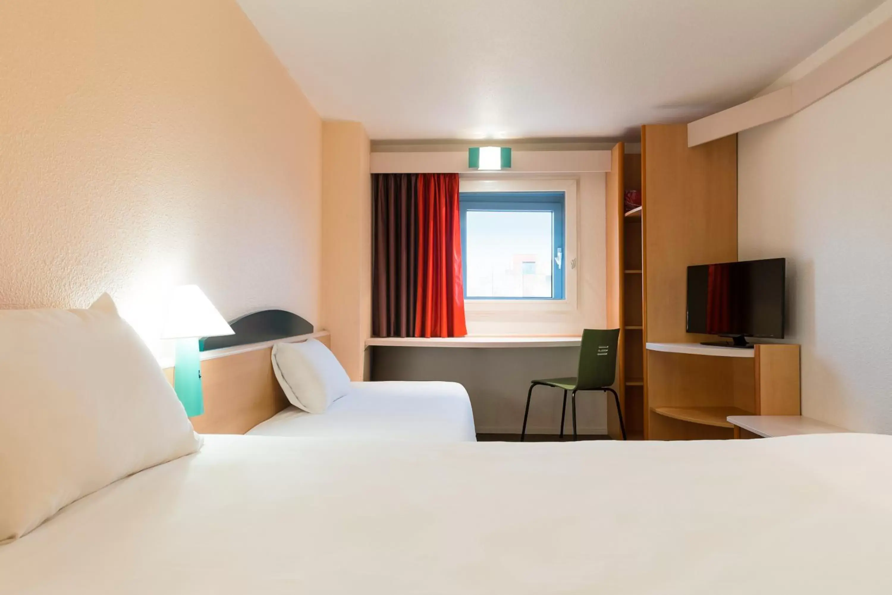 Standard Room with One Double Bed and One Single Bed in ibis Bordeaux Centre Meriadeck Standard Room with One Double Bed and One Single Bed in ibis Bordeaux Centre Meriadeck