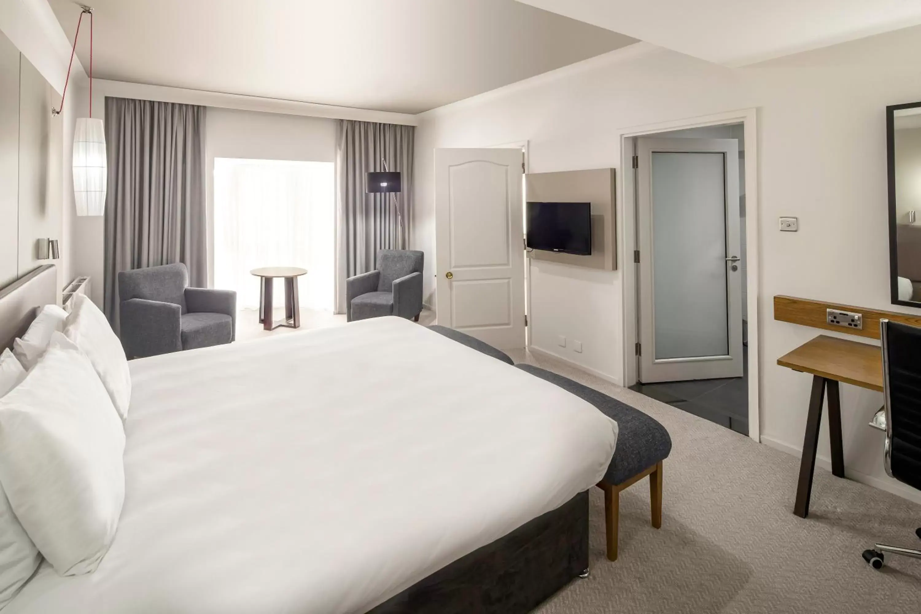 One-Bedroom Queen Suite with Lounge Access in Crowne Plaza Solihull by IHG One-Bedroom Queen Suite with Lounge Access in Crowne Plaza Solihull by IHG
