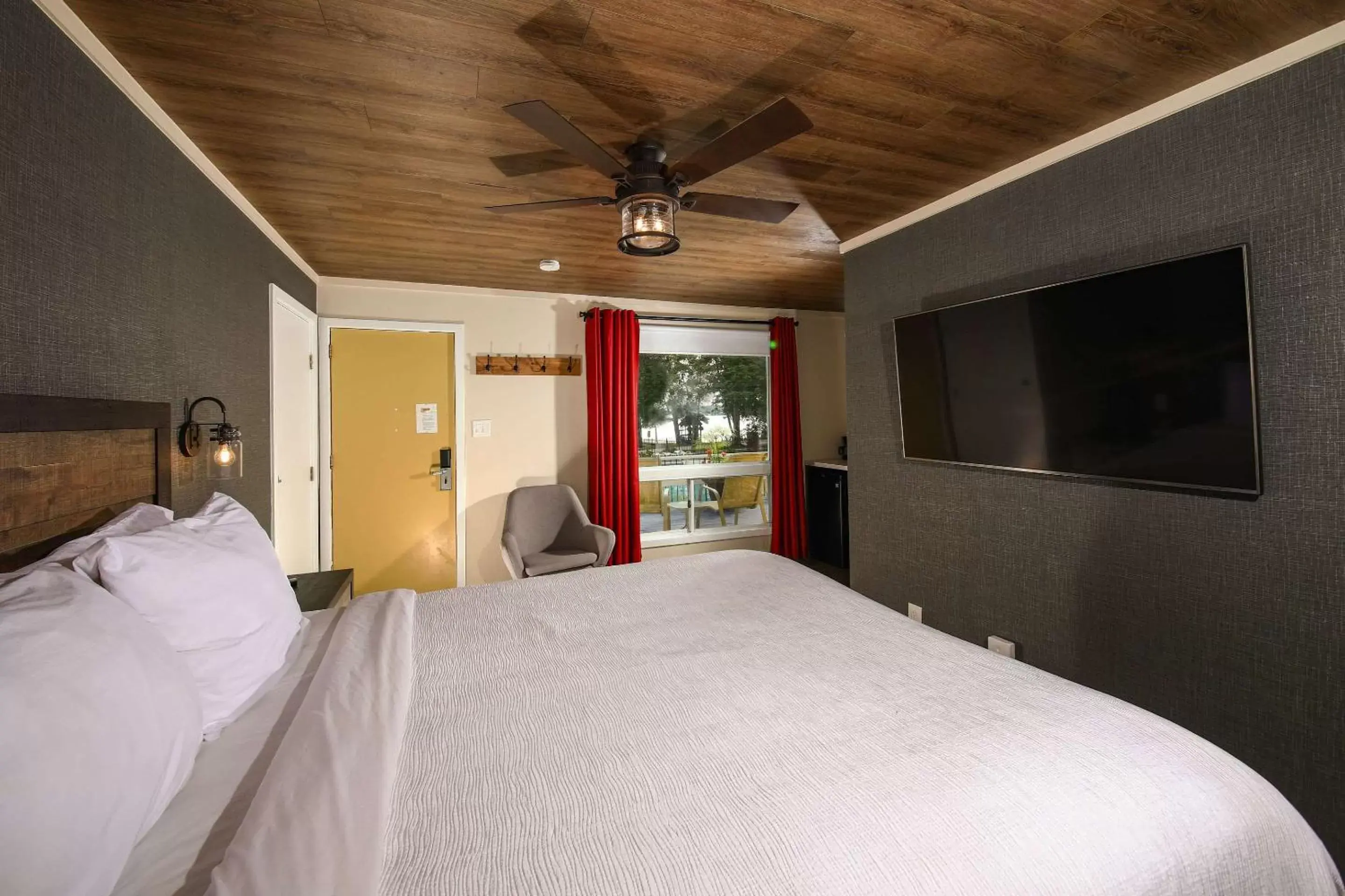 Queen Room with Lake View - Non-Smoking in Bayview Wildwood Resort, Ascend Hotel Collection Queen Room with Lake View - Non-Smoking in Bayview Wildwood Resort, Ascend Hotel Collection