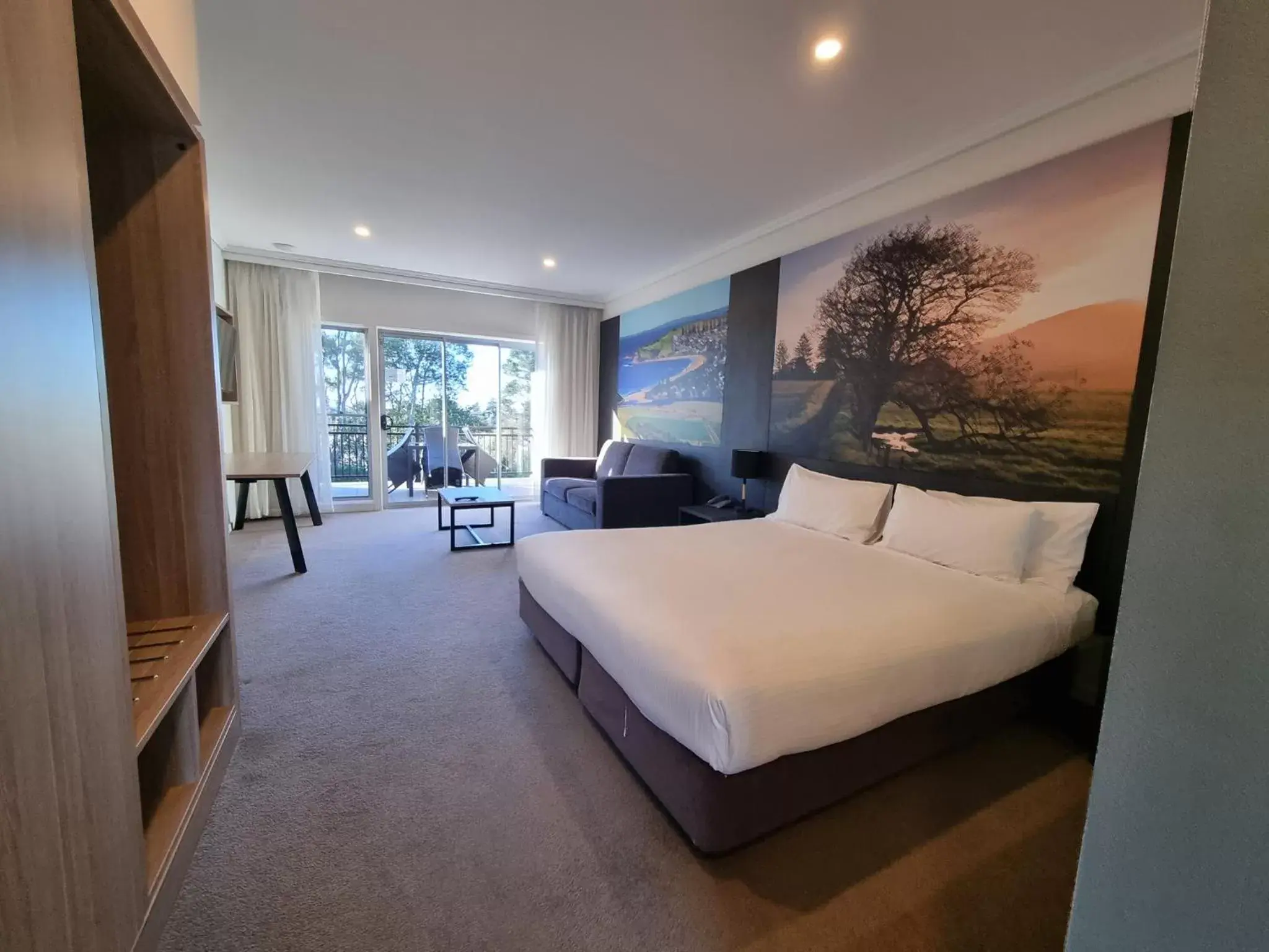 Superior Room with 1 King Bed and 1 Sofa Bed with Balcony in Mercure Gerringong Resort Superior Room with 1 King Bed and 1 Sofa Bed with Balcony in Mercure Gerringong Resort