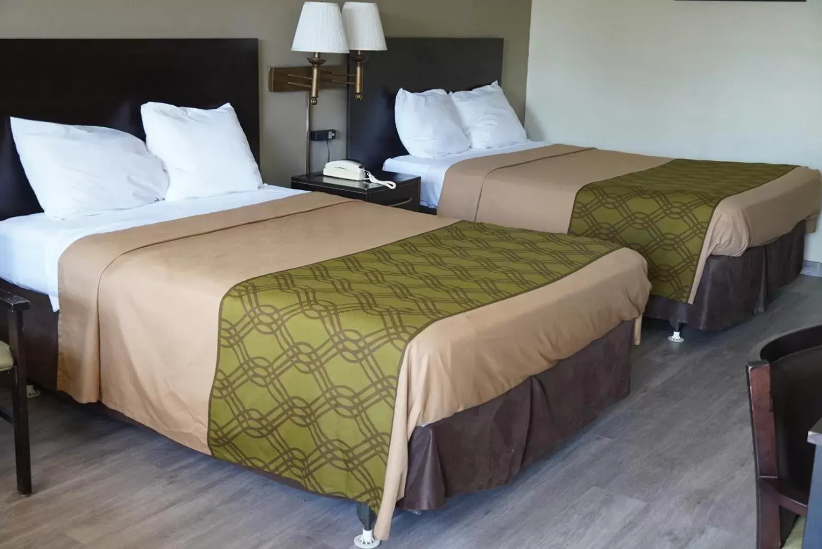 Double Room with Two Double Beds - Smoking in Econo Lodge Double Room with Two Double Beds - Smoking in Econo Lodge