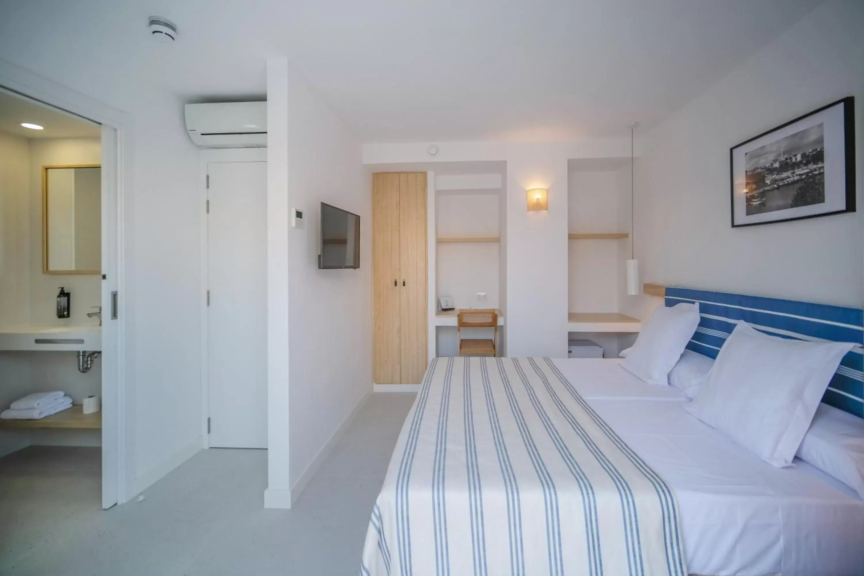 Double Room with Balcony in HOTEL BINI Double Room with Balcony in HOTEL BINI