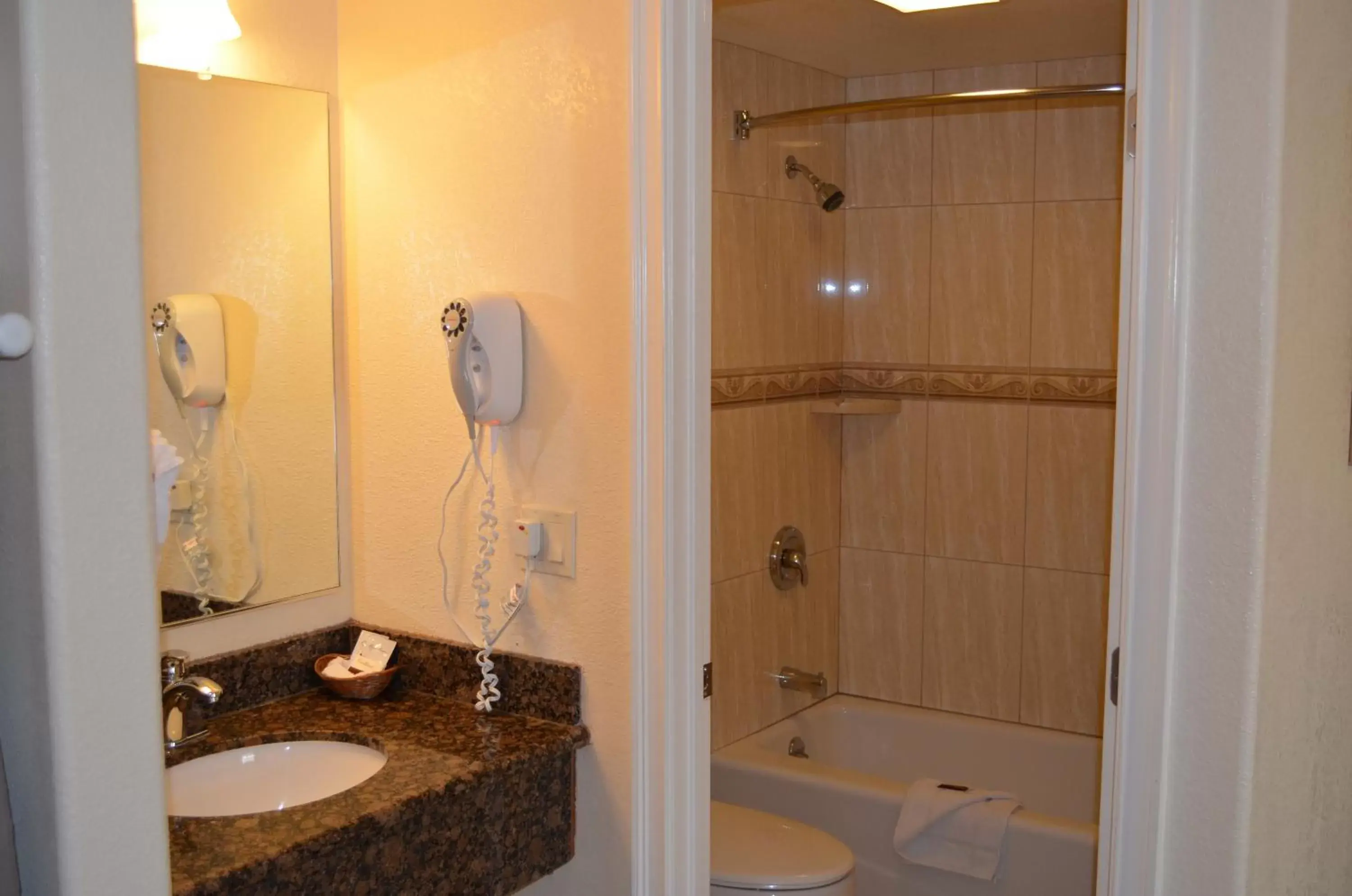 Queen Room - Non-Smoking in Seaside Inn Monterey Queen Room - Non-Smoking in Seaside Inn Monterey