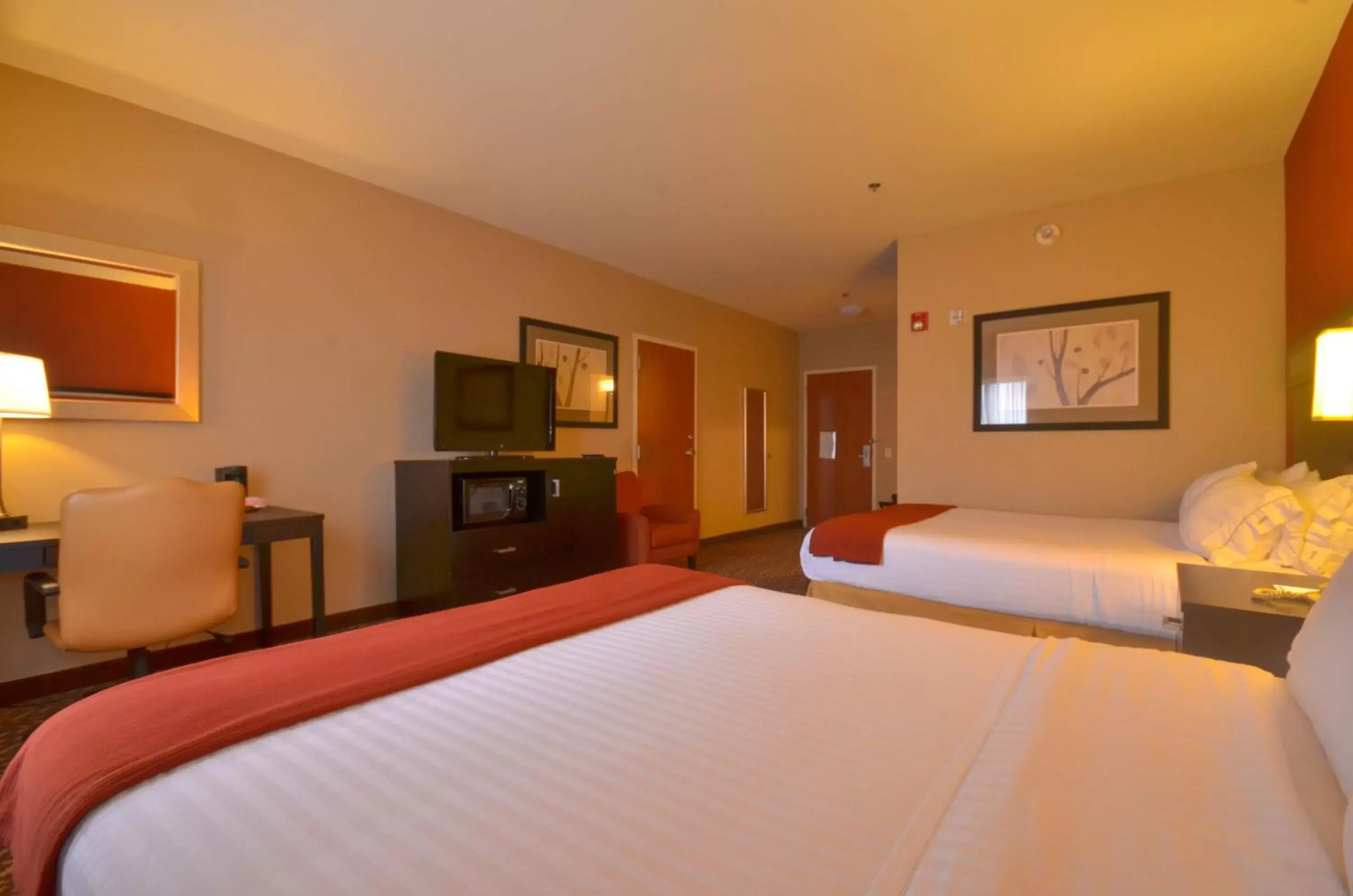 Queen Room with Two Queen Beds in Holiday Inn Express & Suites Pine Bluff/Pines Mall, an IHG Hotel Queen Room with Two Queen Beds in Holiday Inn Express & Suites Pine Bluff/Pines Mall, an IHG Hotel