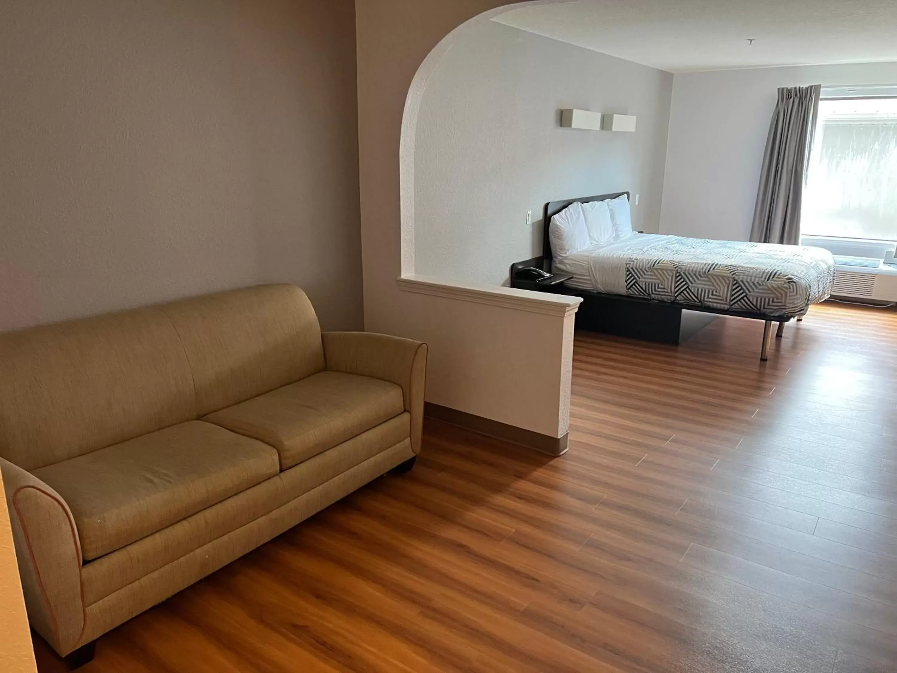 Suite - Smoking in Quality Inn & Suites Biloxi - Ocean Springs Suite - Smoking in Quality Inn & Suites Biloxi - Ocean Springs