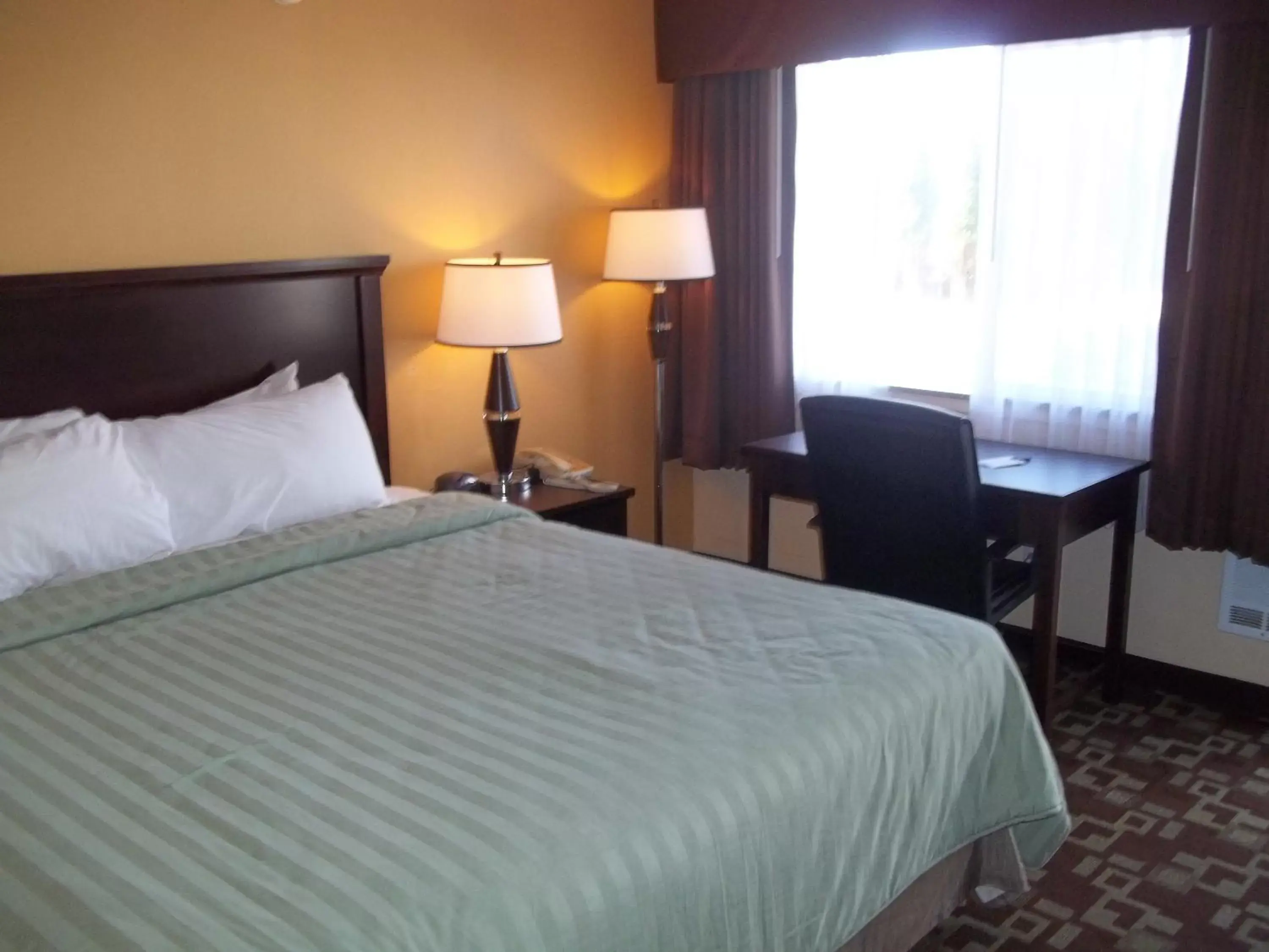 King Room - Disability Access - Non-Smoking in Travelodge by Wyndham Newport King Room - Disability Access - Non-Smoking in Travelodge by Wyndham Newport