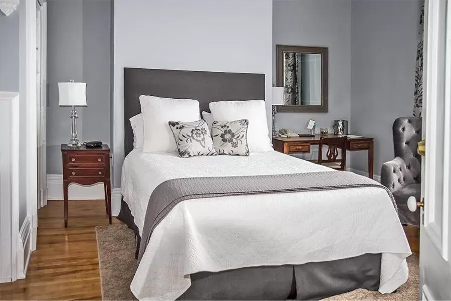 Queen Room in Shadow Lawn Inn Queen Room in Shadow Lawn Inn