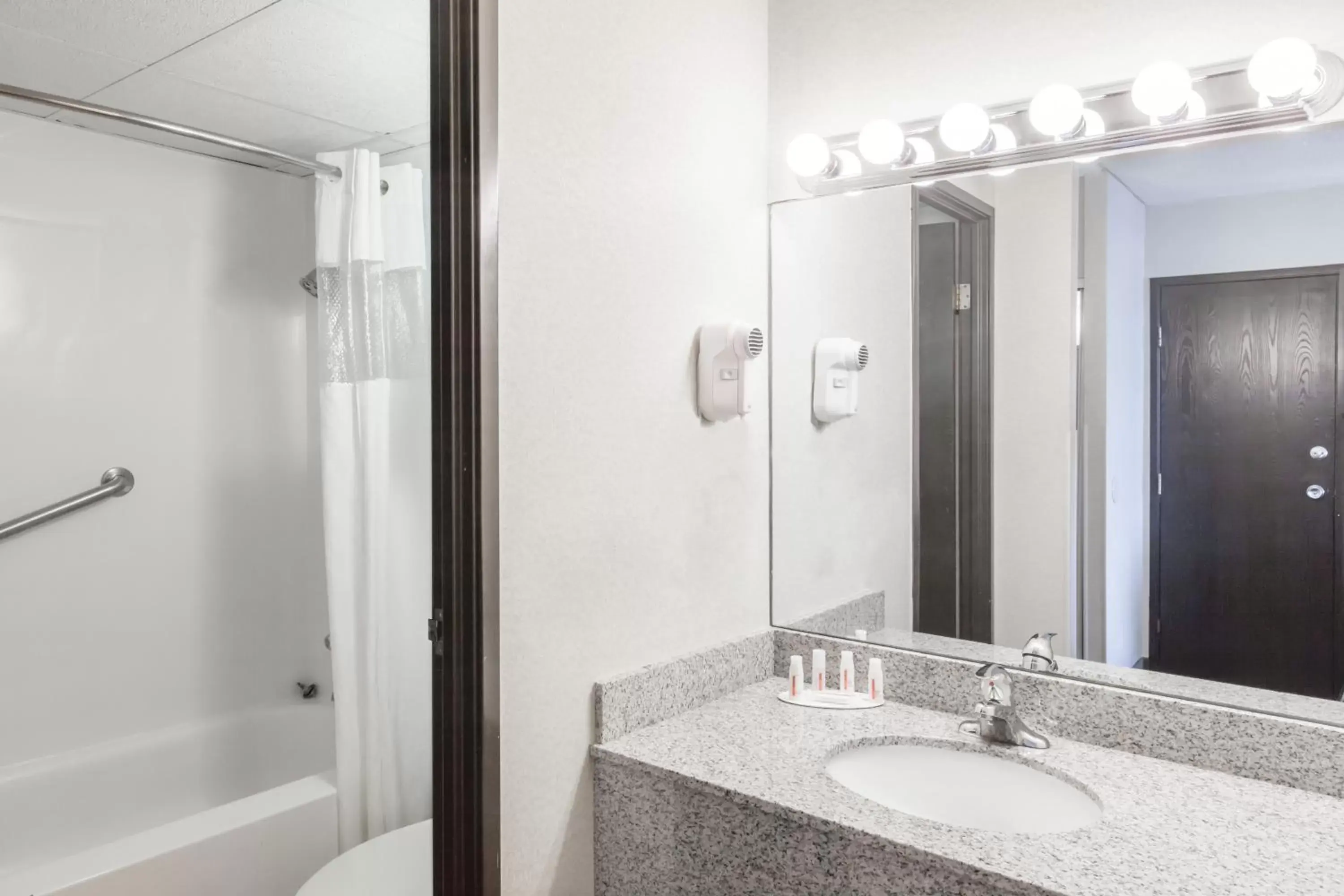 Double Room with Two Double Beds - Mobility Access/Non-Smoking in Ramada Plaza by Wyndham Albany Double Room with Two Double Beds - Mobility Access/Non-Smoking in Ramada Plaza by Wyndham Albany