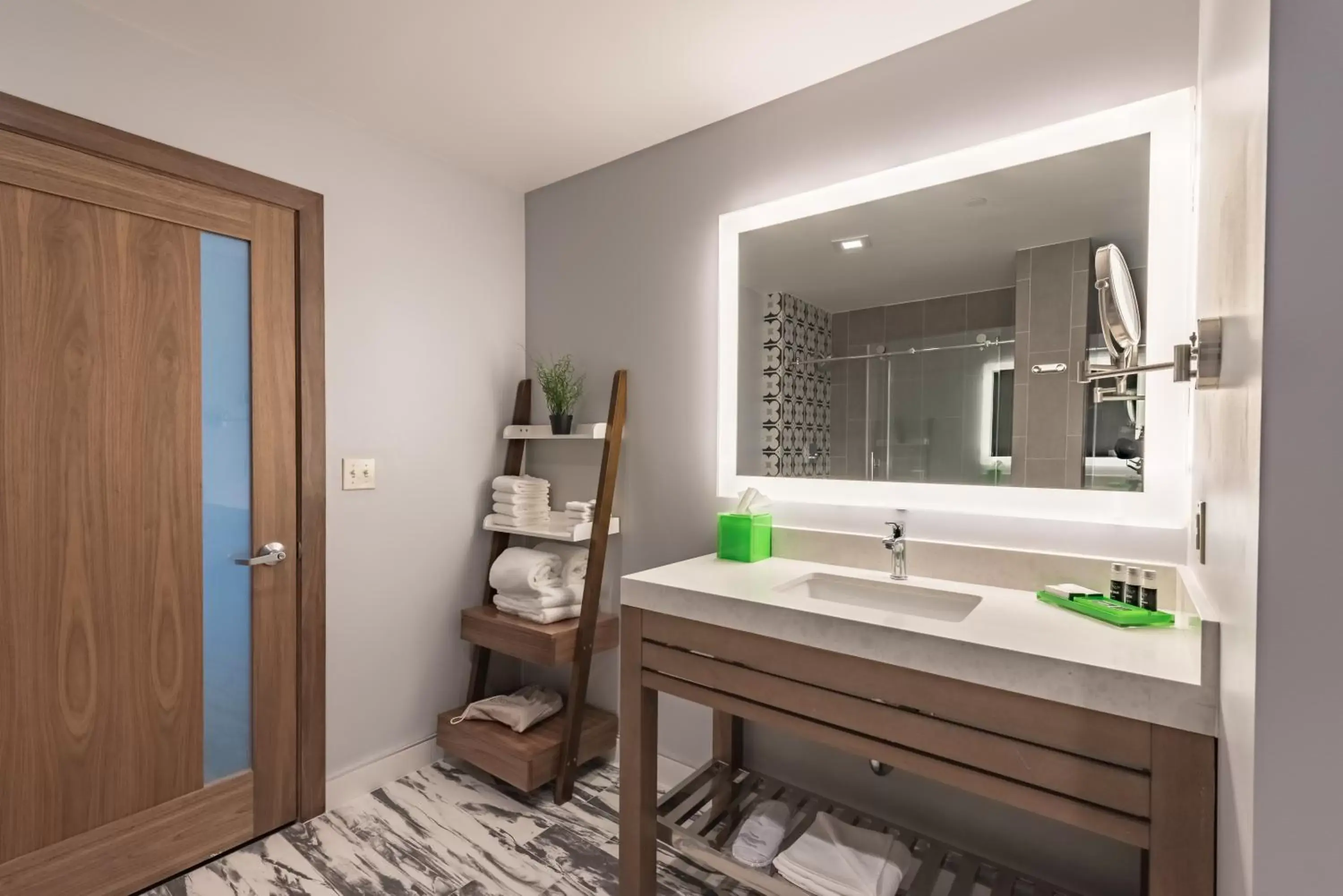 King Suite in Lexen Hotel - North Hollywood Near Universal Studios King Suite in Lexen Hotel - North Hollywood Near Universal Studios