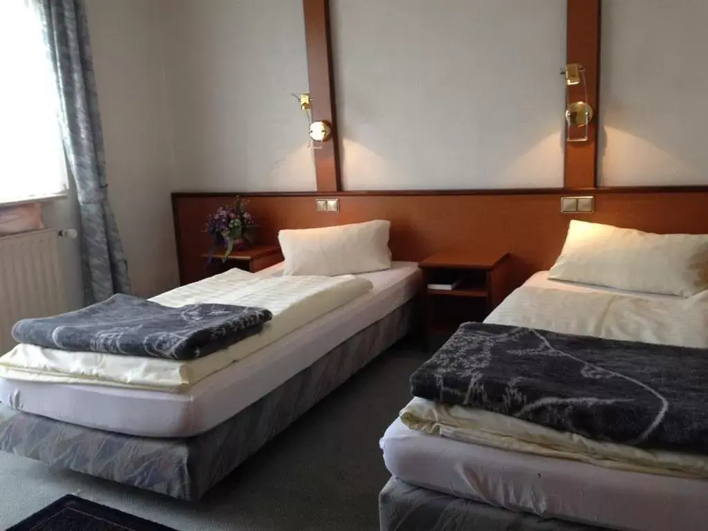 Single Room with Private Bathroom - single occupancy in Kircheiber Hof Single Room with Private Bathroom - single occupancy in Kircheiber Hof