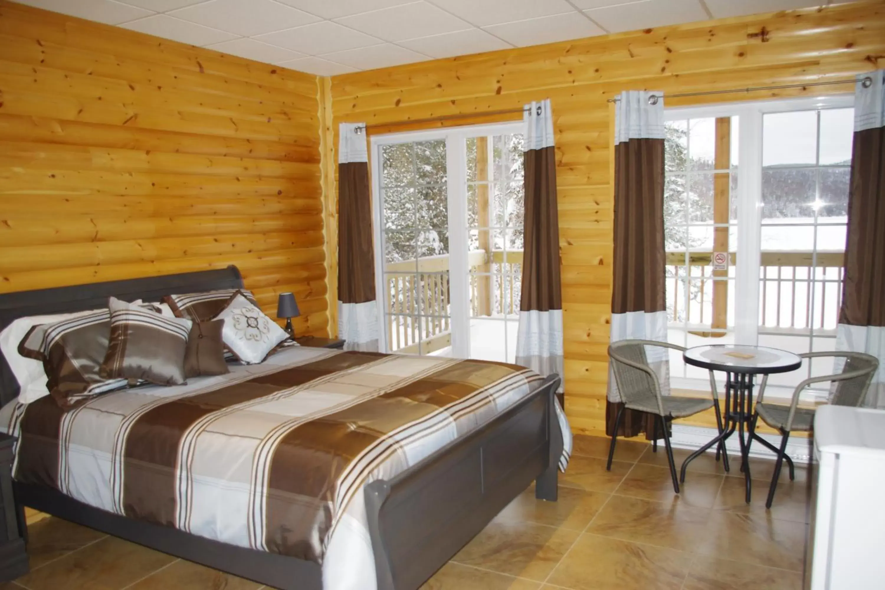 Queen Room with Lake View in Auberge La Tanière Queen Room with Lake View in Auberge La Tanière