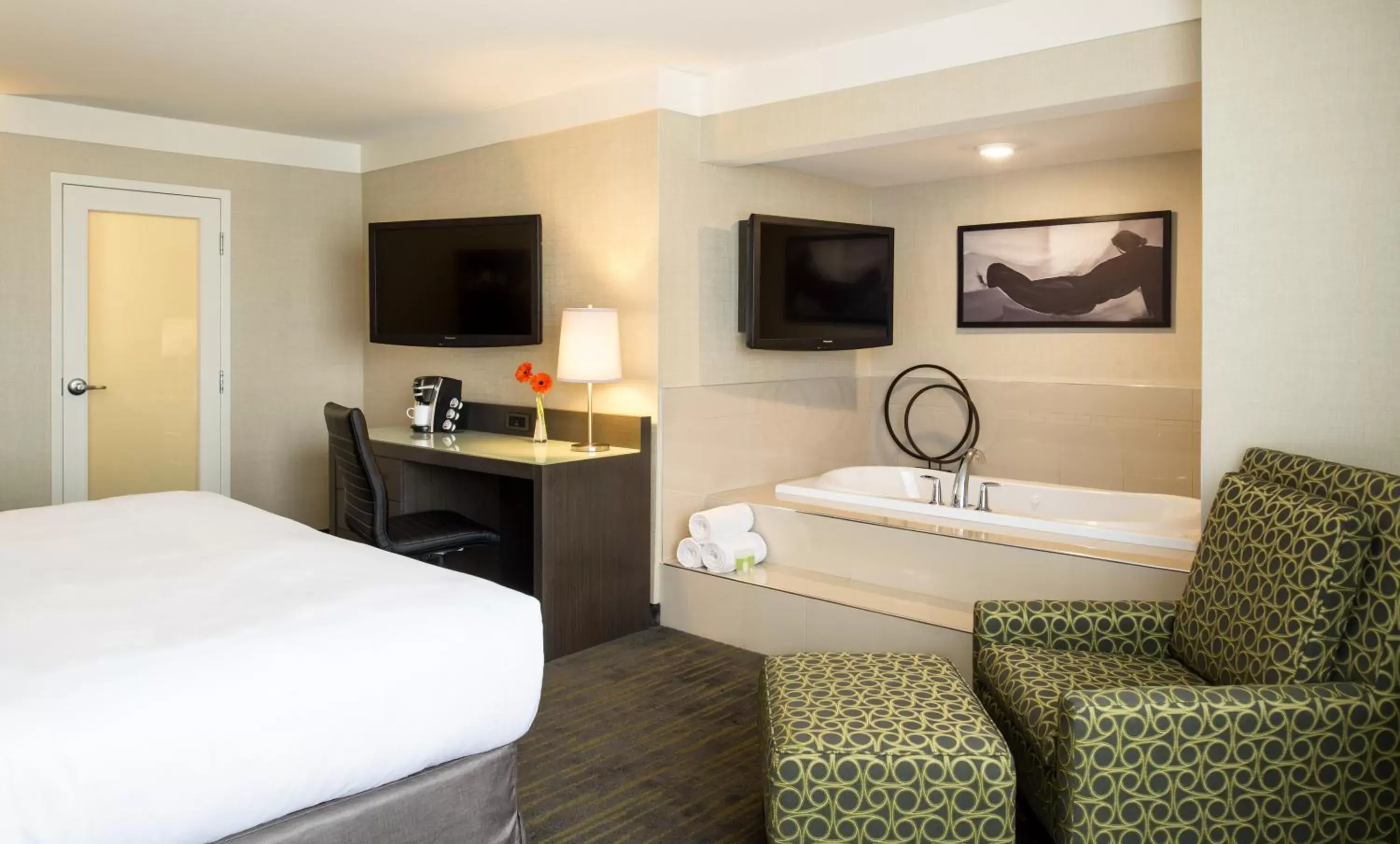 Suite Suite, Jetted Tub in Saskatoon Inn & Conference Centre Suite Suite, Jetted Tub in Saskatoon Inn & Conference Centre