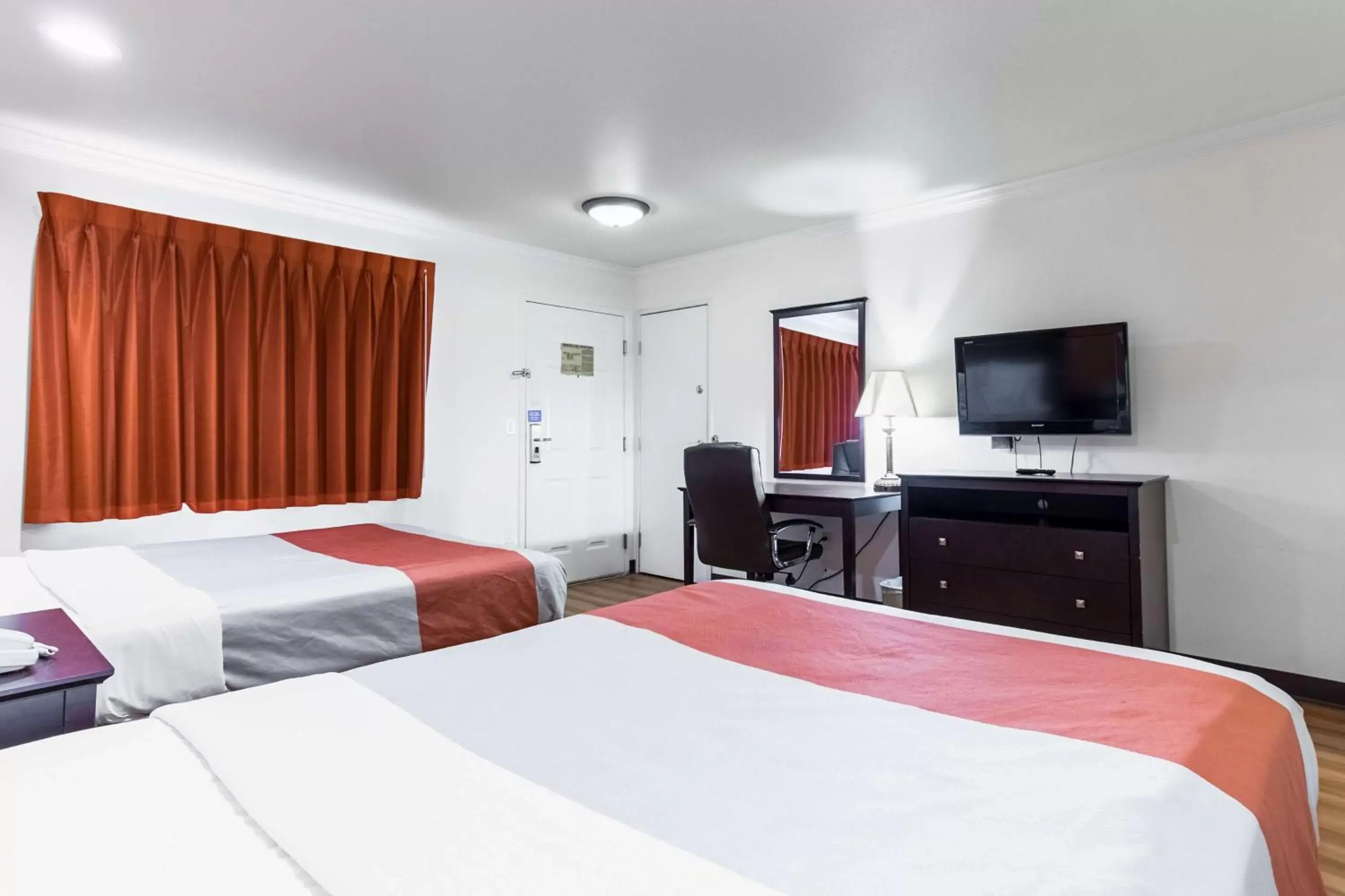 Deluxe Quadruple Room - Smoking in Motel 6-Mojave, CA - Airport Deluxe Quadruple Room - Smoking in Motel 6-Mojave, CA - Airport