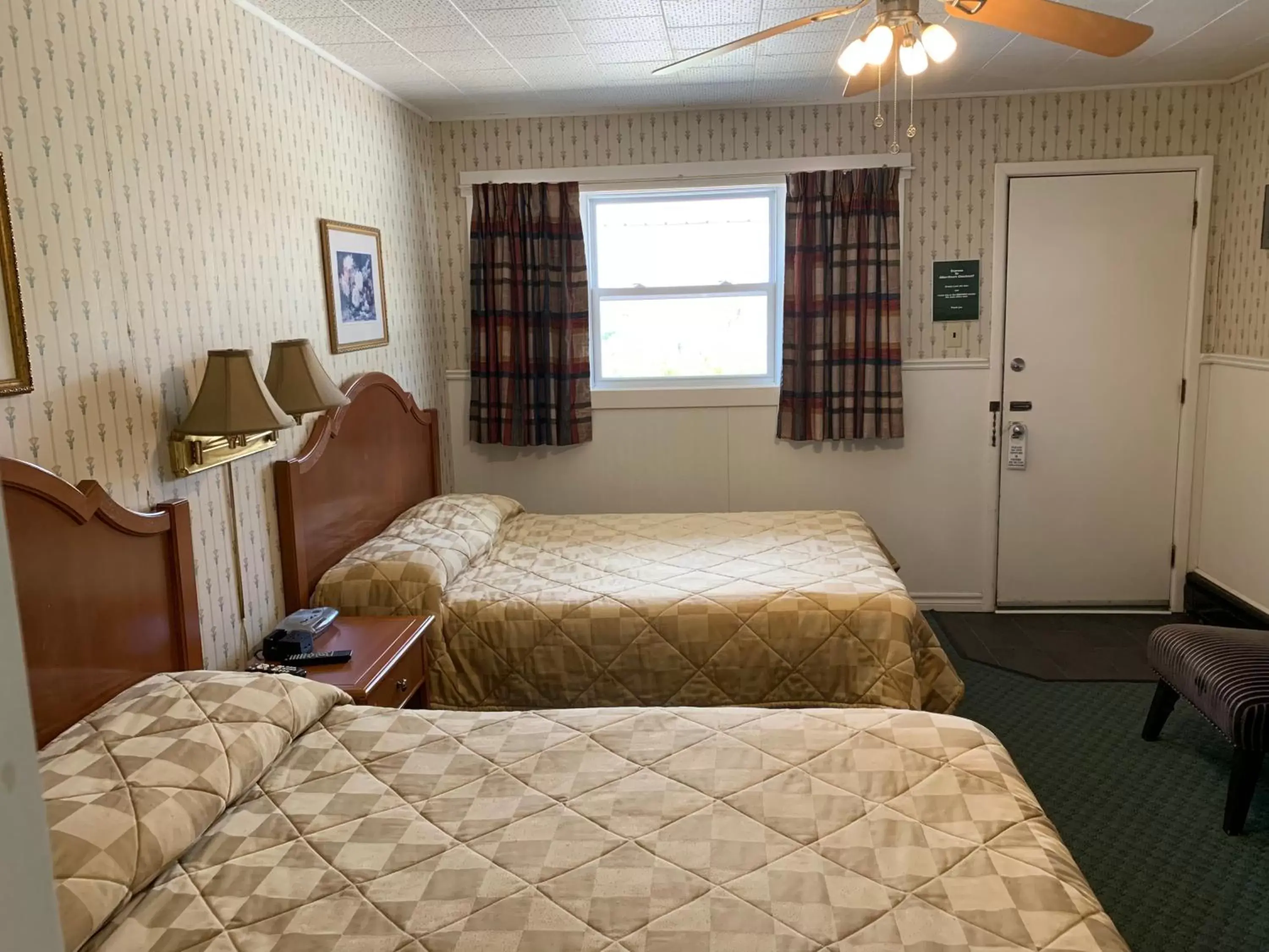 Deluxe Double Room in The Lionstone Inn Motel and Cottages Deluxe Double Room in The Lionstone Inn Motel and Cottages