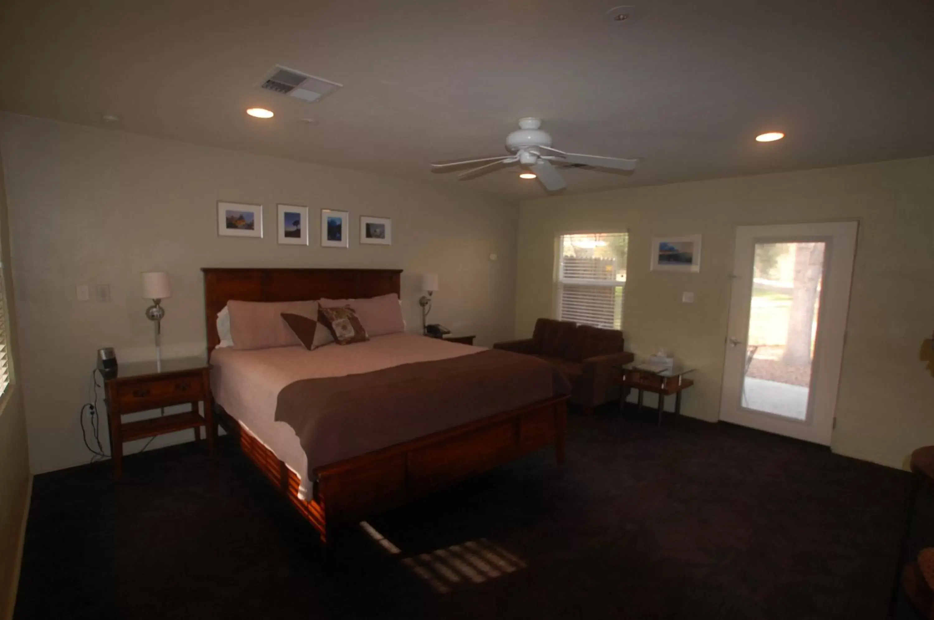 Queen Room in Queen's Inn By The River Queen Room in Queen's Inn By The River