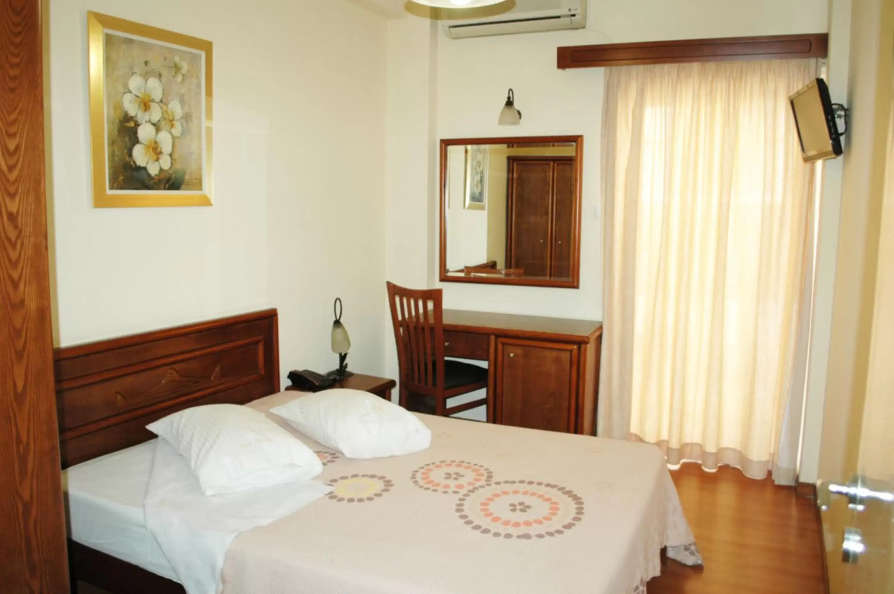 Single Room in Omiros Hotel Single Room in Omiros Hotel