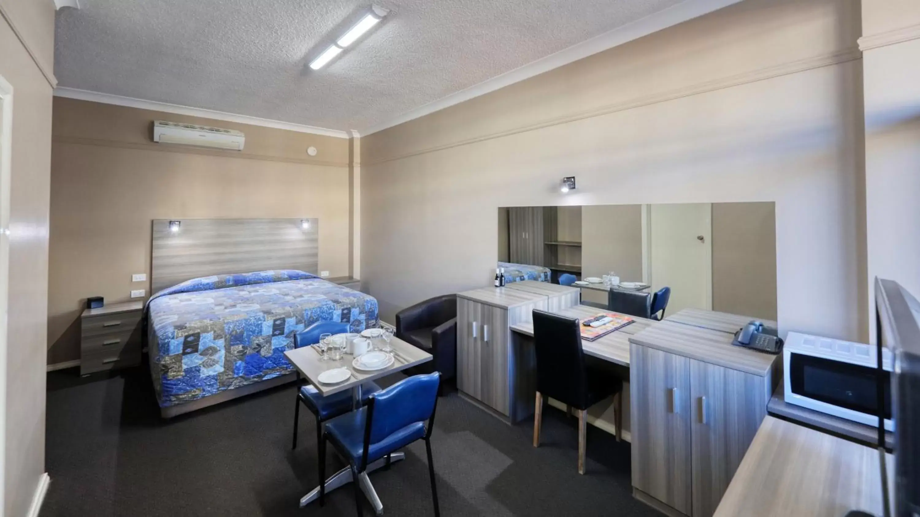 Queen Room in Comfort Inn Crystal Broken Hill Queen Room in Comfort Inn Crystal Broken Hill