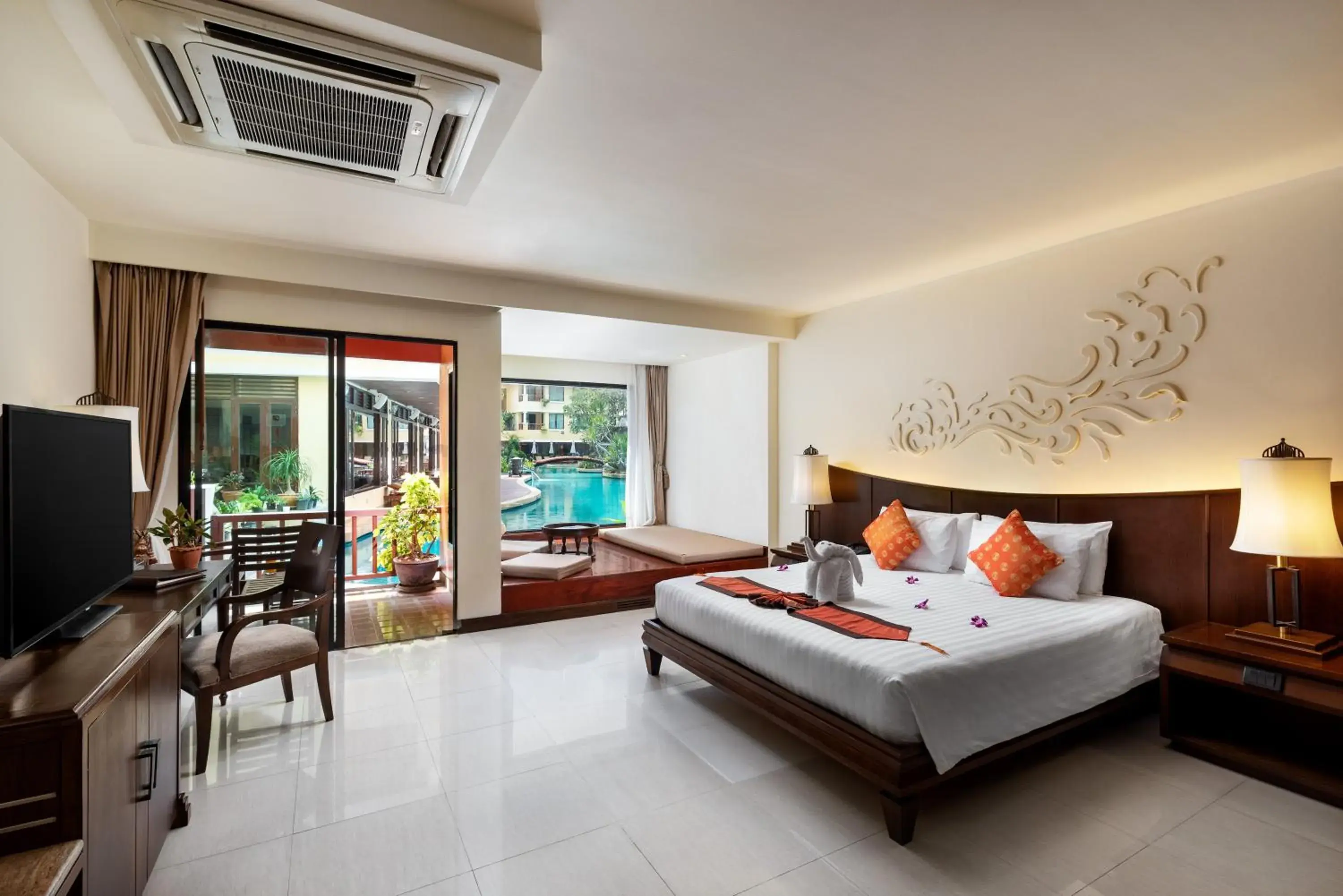 Double or Twin Room with Pool Access in Patong Paragon Resort & Spa SHA Extra Plus Double or Twin Room with Pool Access in Patong Paragon Resort & Spa SHA Extra Plus