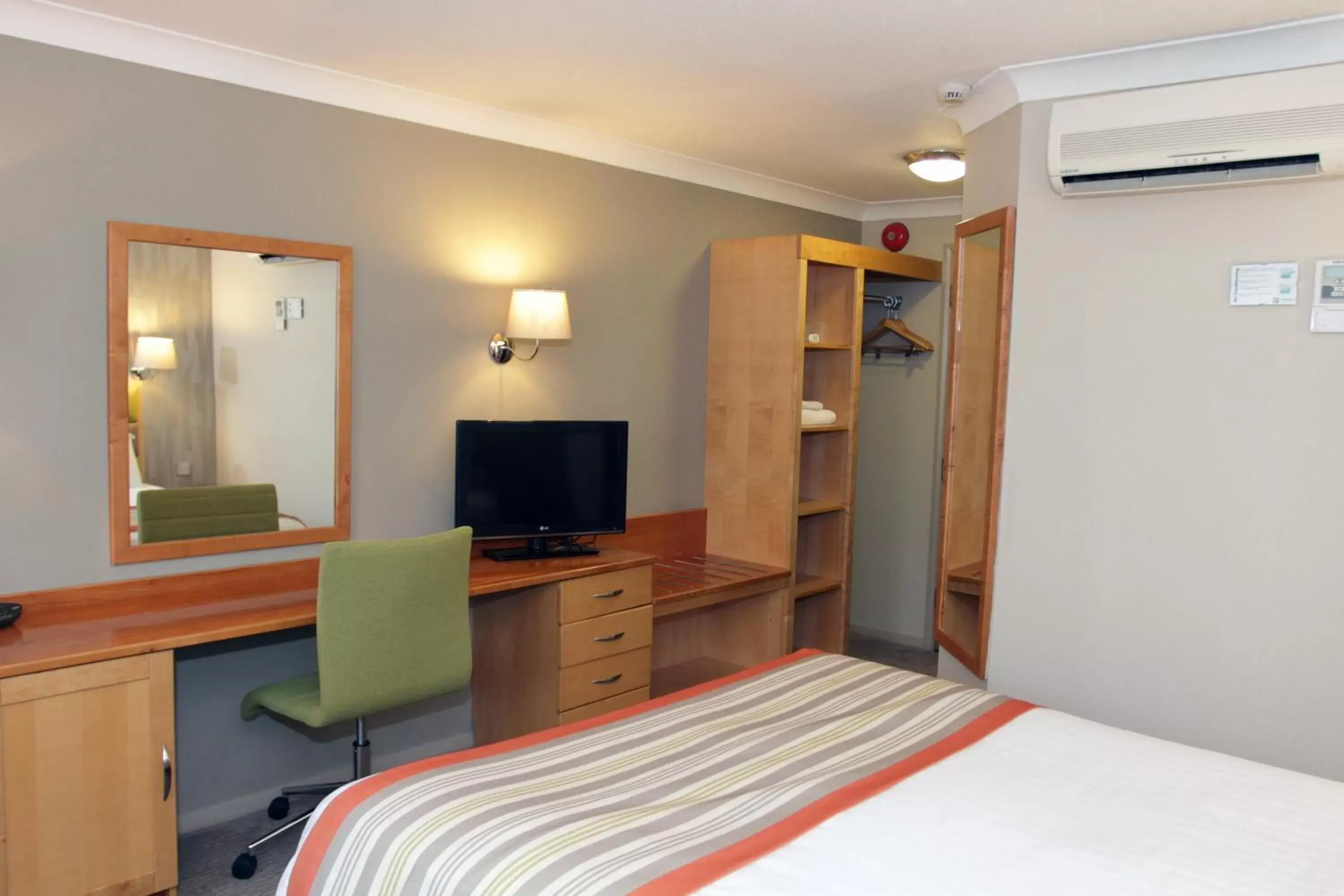 Double Room with Two Double Beds - Non-Smoking in Holiday Inn A55 Chester West, an IHG Hotel Double Room with Two Double Beds - Non-Smoking in Holiday Inn A55 Chester West, an IHG Hotel