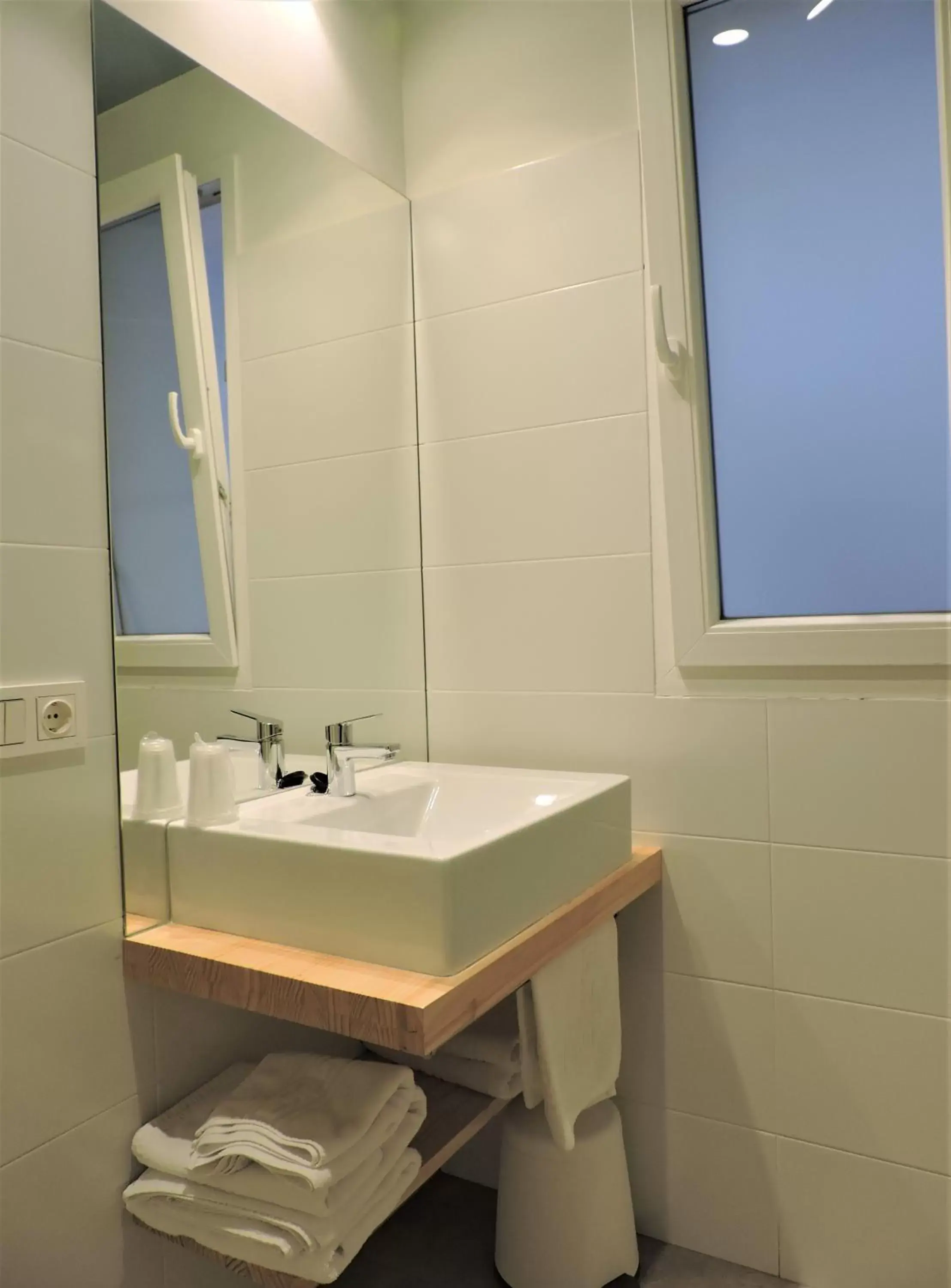 Economy Triple Room in Hotel Jacobeo Economy Triple Room in Hotel Jacobeo