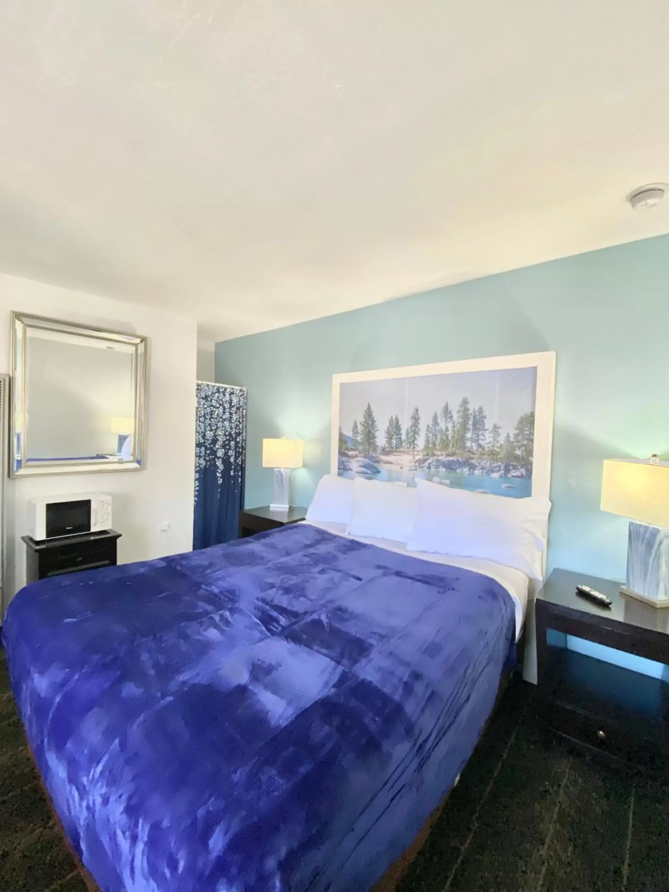 Standard Queen Room in Bluebird Day Inn & Suites Standard Queen Room in Bluebird Day Inn & Suites