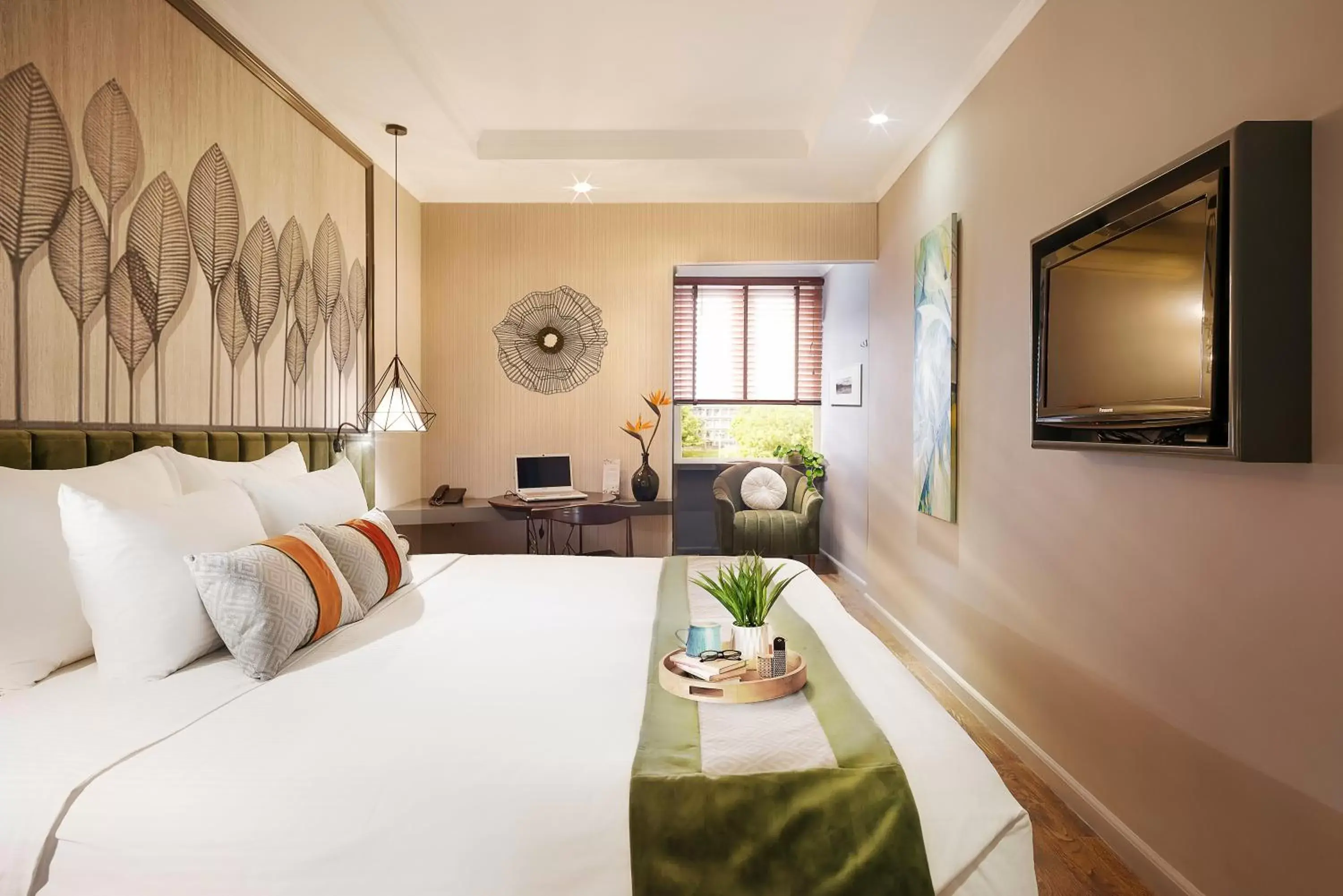 Deluxe King Room in Hanoi Center Silk Hotel & Travel Deluxe King Room in Hanoi Center Silk Hotel & Travel