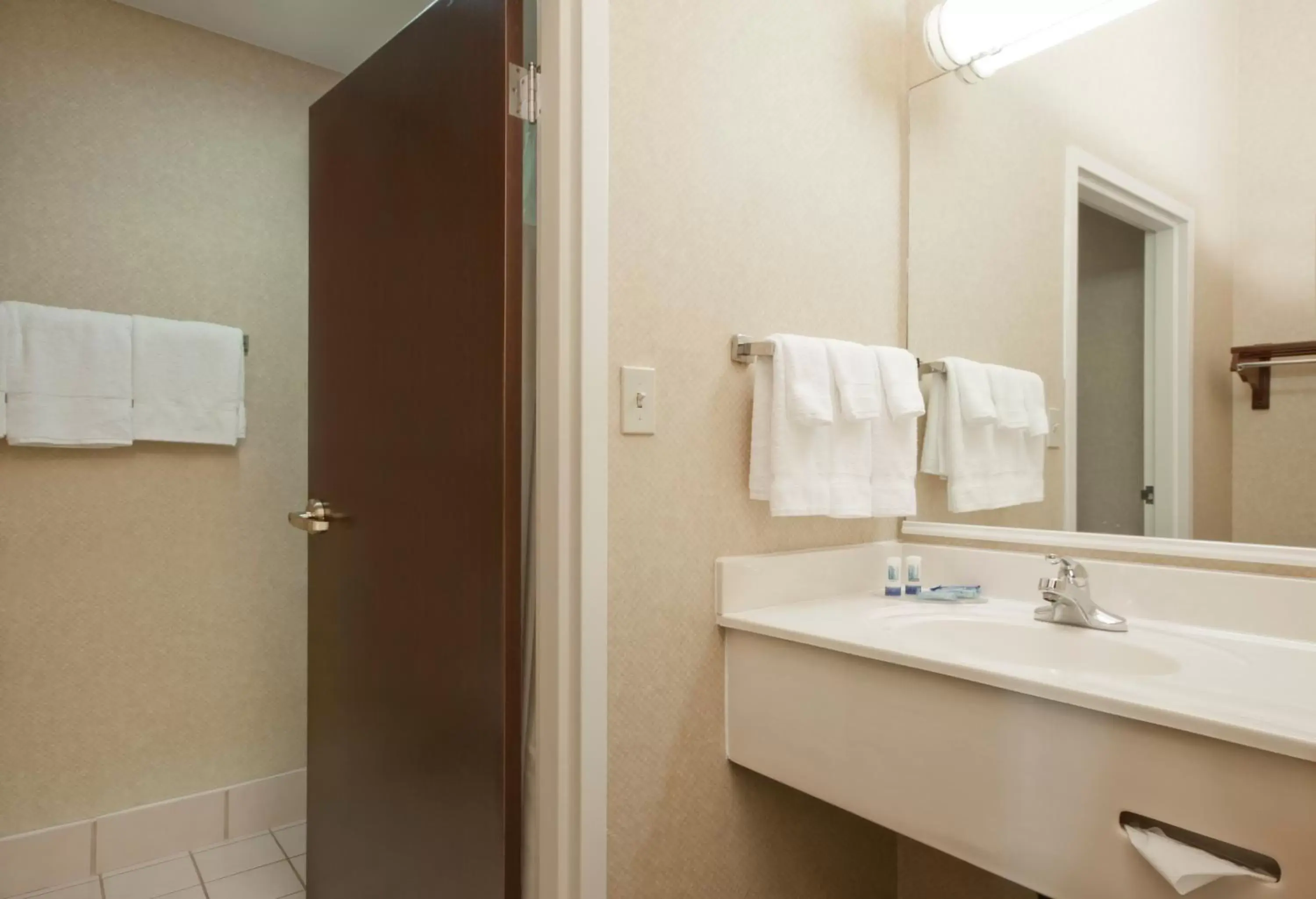 Deluxe King Room - Non-Smoking in AmericInn by Wyndham Appleton West Deluxe King Room - Non-Smoking in AmericInn by Wyndham Appleton West