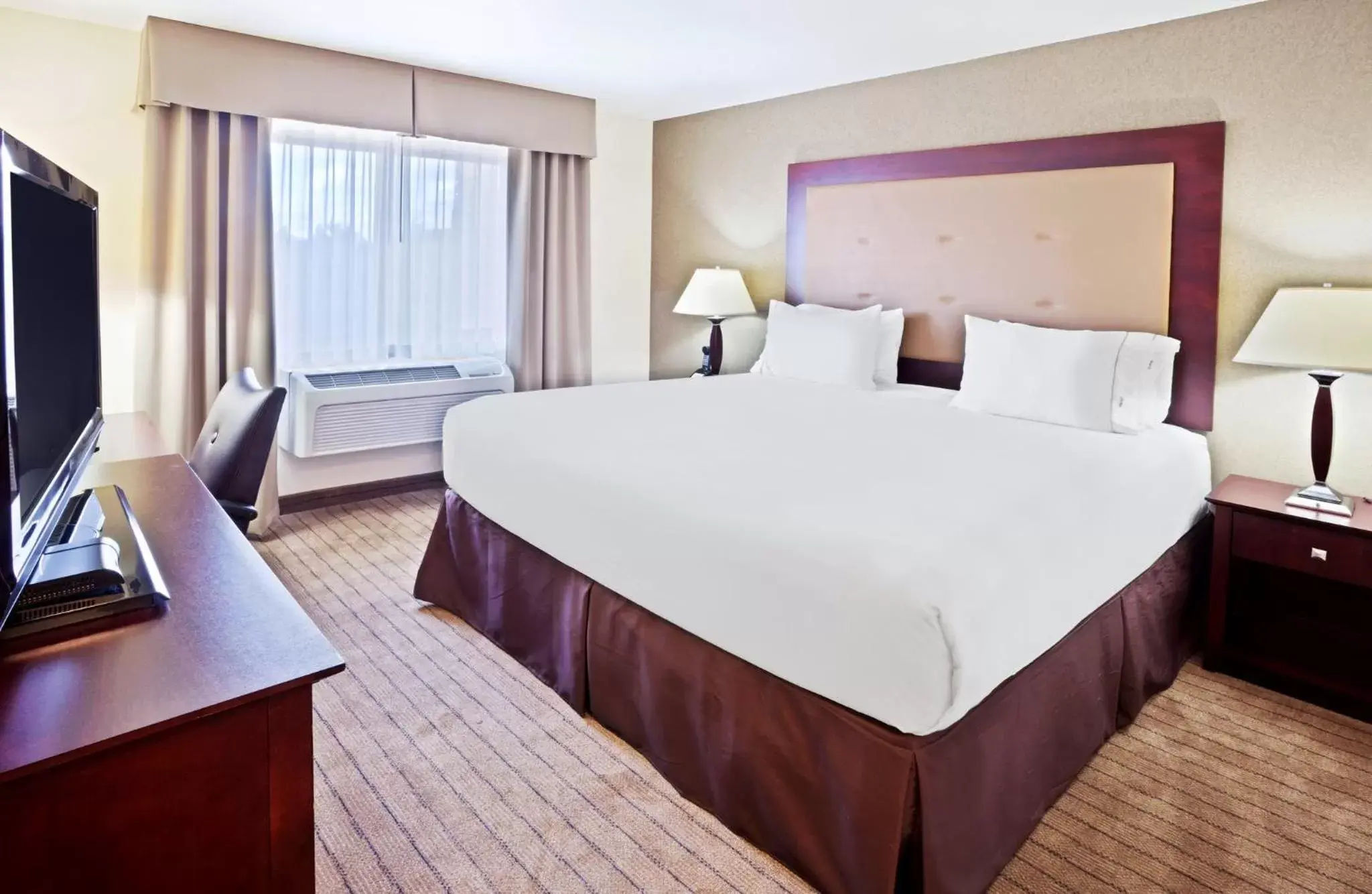 Double Room - Mobility Access with Roll-in Shower in Holiday Inn Express Portland South - Lake Oswego by IHG Double Room - Mobility Access with Roll-in Shower in Holiday Inn Express Portland South - Lake Oswego by IHG
