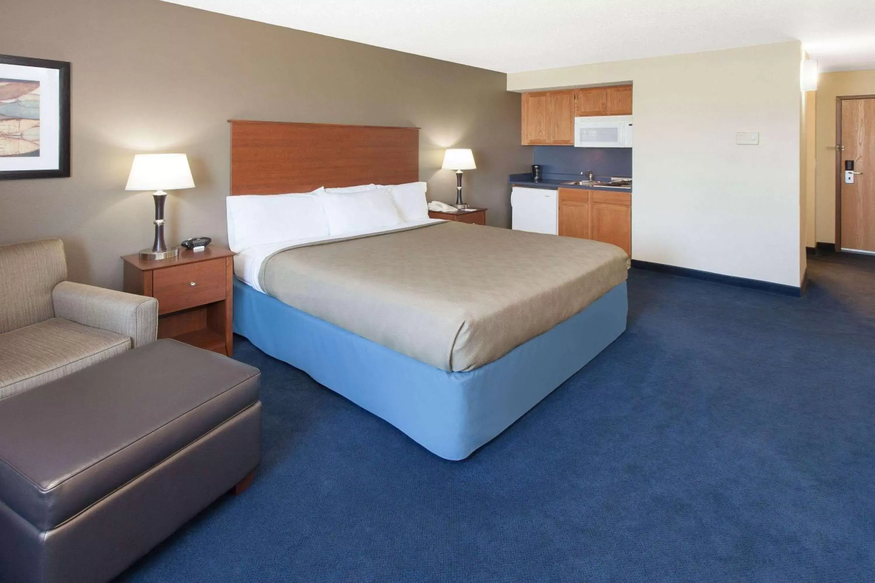 1 King Bed, Suite, Kitchenette, Non-Smoking in AmericInn by Wyndham Webster City 1 King Bed, Suite, Kitchenette, Non-Smoking in AmericInn by Wyndham Webster City
