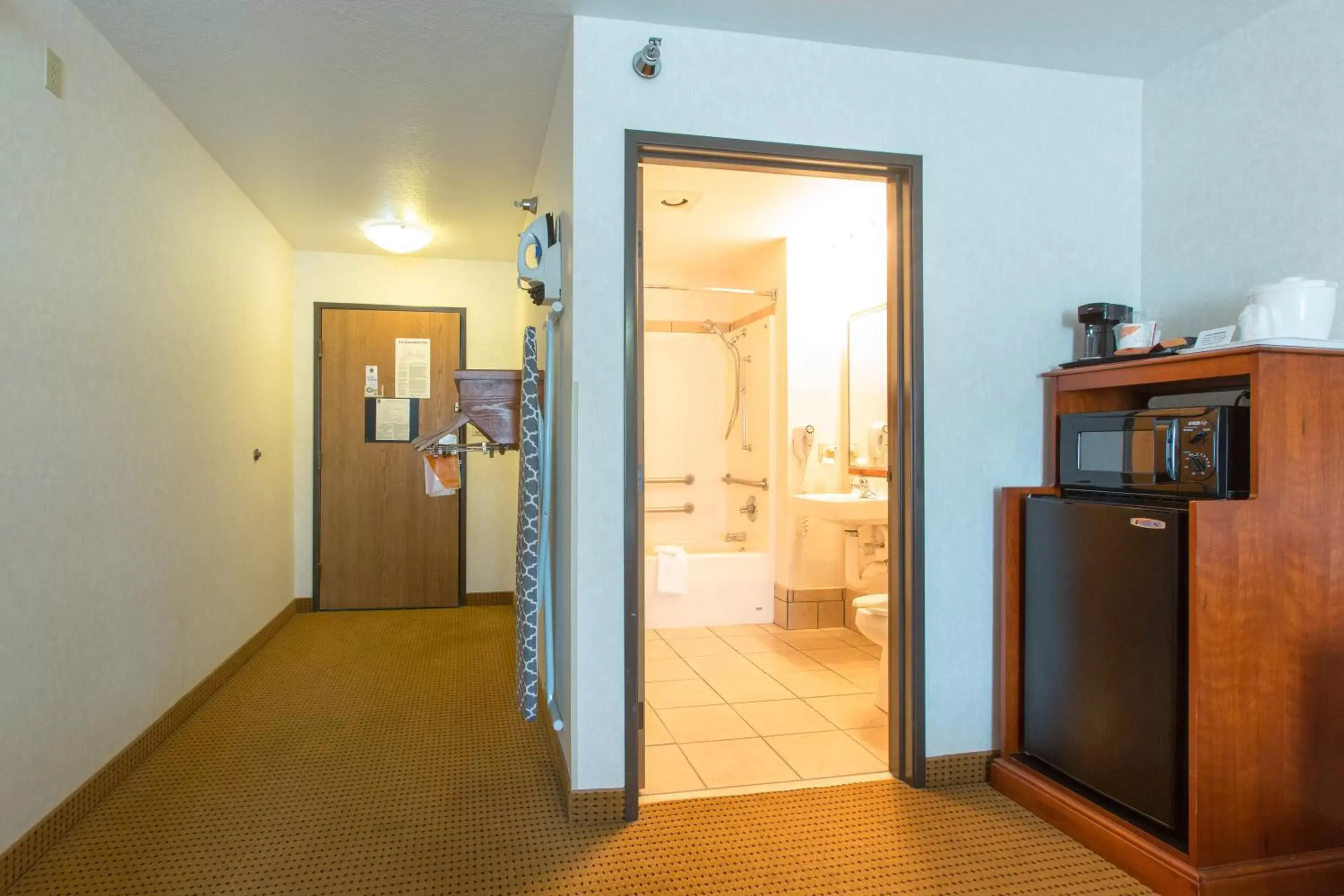 King Room with Accessible Tub - Accessible/Non-Smoking in Quality Inn & Suites - University King Room with Accessible Tub - Accessible/Non-Smoking in Quality Inn & Suites - University