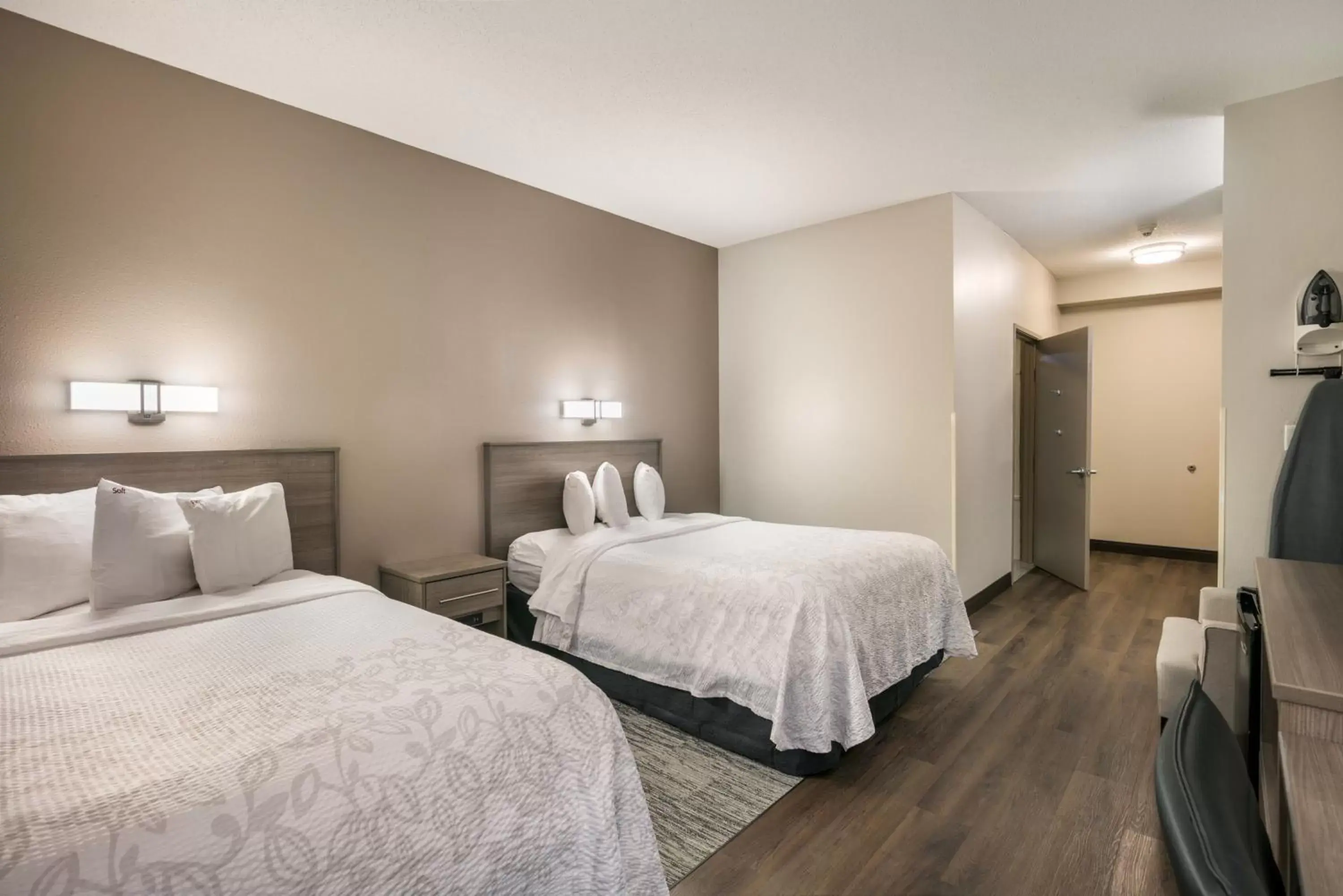 Deluxe Room with Two Double Beds Smoke Free in Red Roof Inn PLUS+ Boston - Logan Deluxe Room with Two Double Beds Smoke Free in Red Roof Inn PLUS+ Boston - Logan