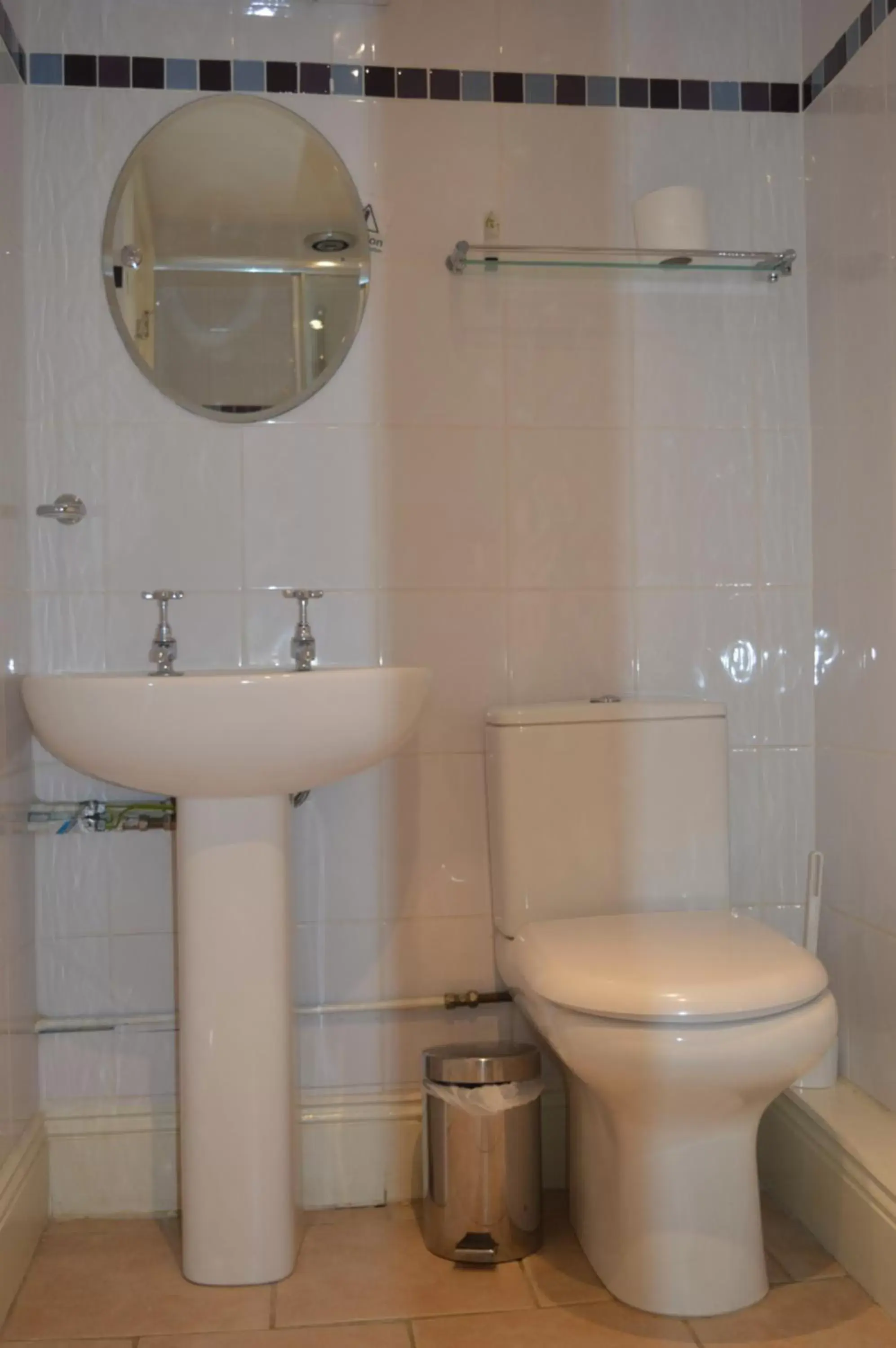 Single Room - single occupancy in The Ilchester Arms Hotel, Ilchester Somerset Single Room - single occupancy in The Ilchester Arms Hotel, Ilchester Somerset