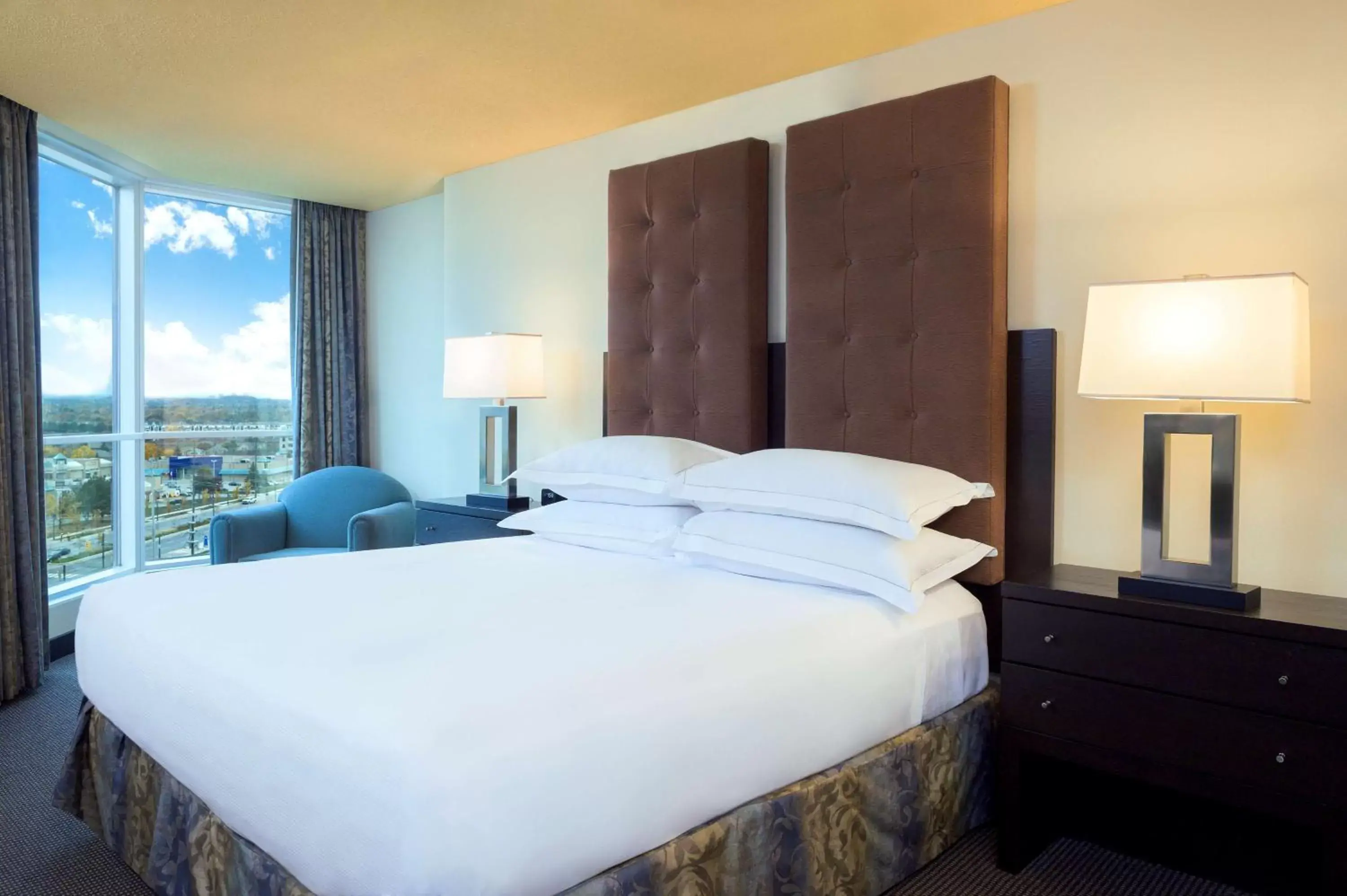 One-Bedroom Presidential King Suite in Hilton Suites Toronto-Markham Conference Centre & Spa One-Bedroom Presidential King Suite in Hilton Suites Toronto-Markham Conference Centre & Spa