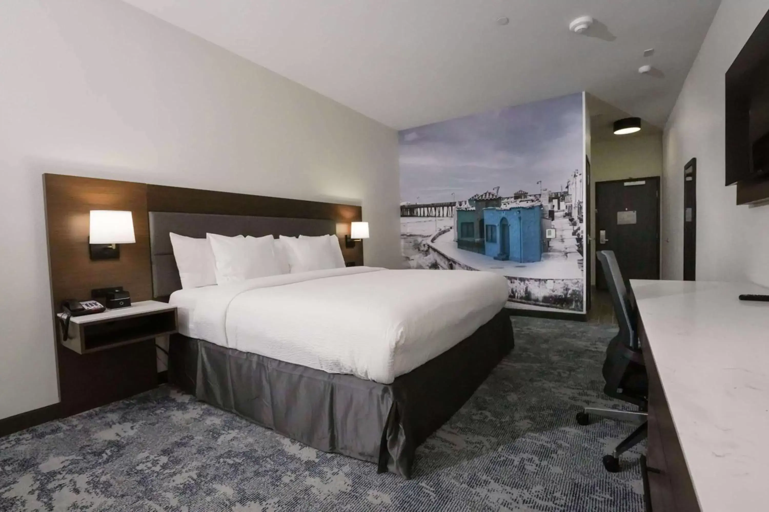 King Room with Hearing/Mobility Access and Bathtub with Grab Bars - Non-Smoking in La Quinta Inn & Suites by Wyndham Santa Cruz King Room with Hearing/Mobility Access and Bathtub with Grab Bars - Non-Smoking in La Quinta Inn & Suites by Wyndham Santa Cruz