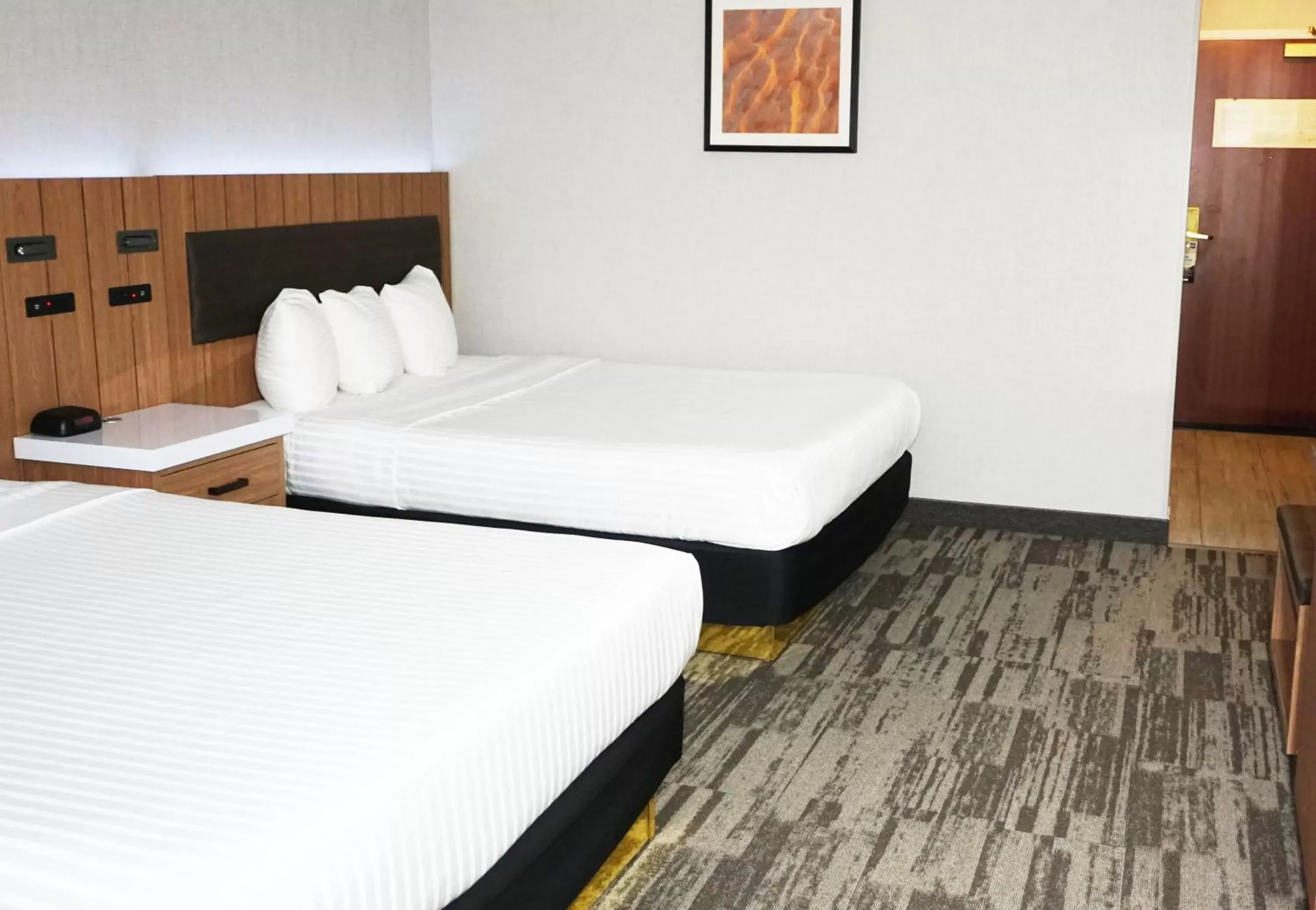 Deluxe King Room - Mobility Access Roll in Shower/Non-Smoking in Modesto Hotel - Gateway to Yosemite Deluxe King Room - Mobility Access Roll in Shower/Non-Smoking in Modesto Hotel - Gateway to Yosemite